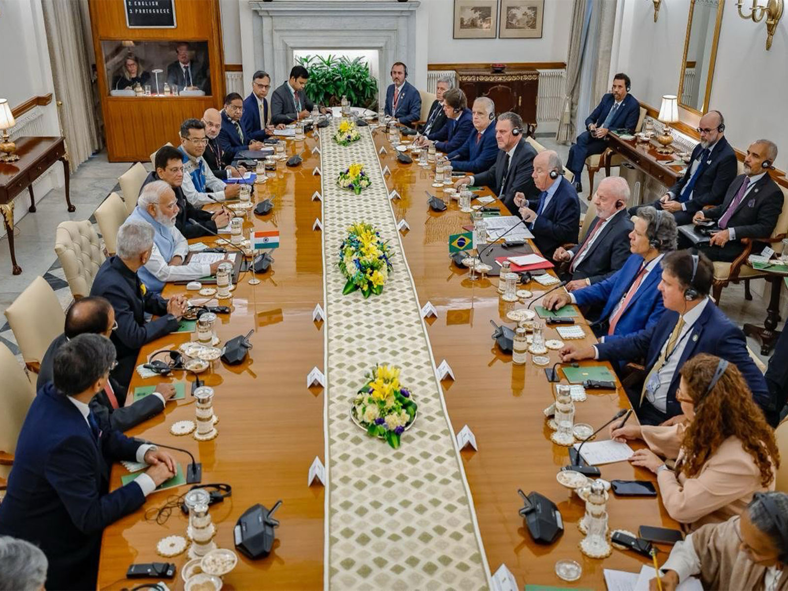 Indian and Brazil delegation in a discussion (Photo: X@LulaOficial)