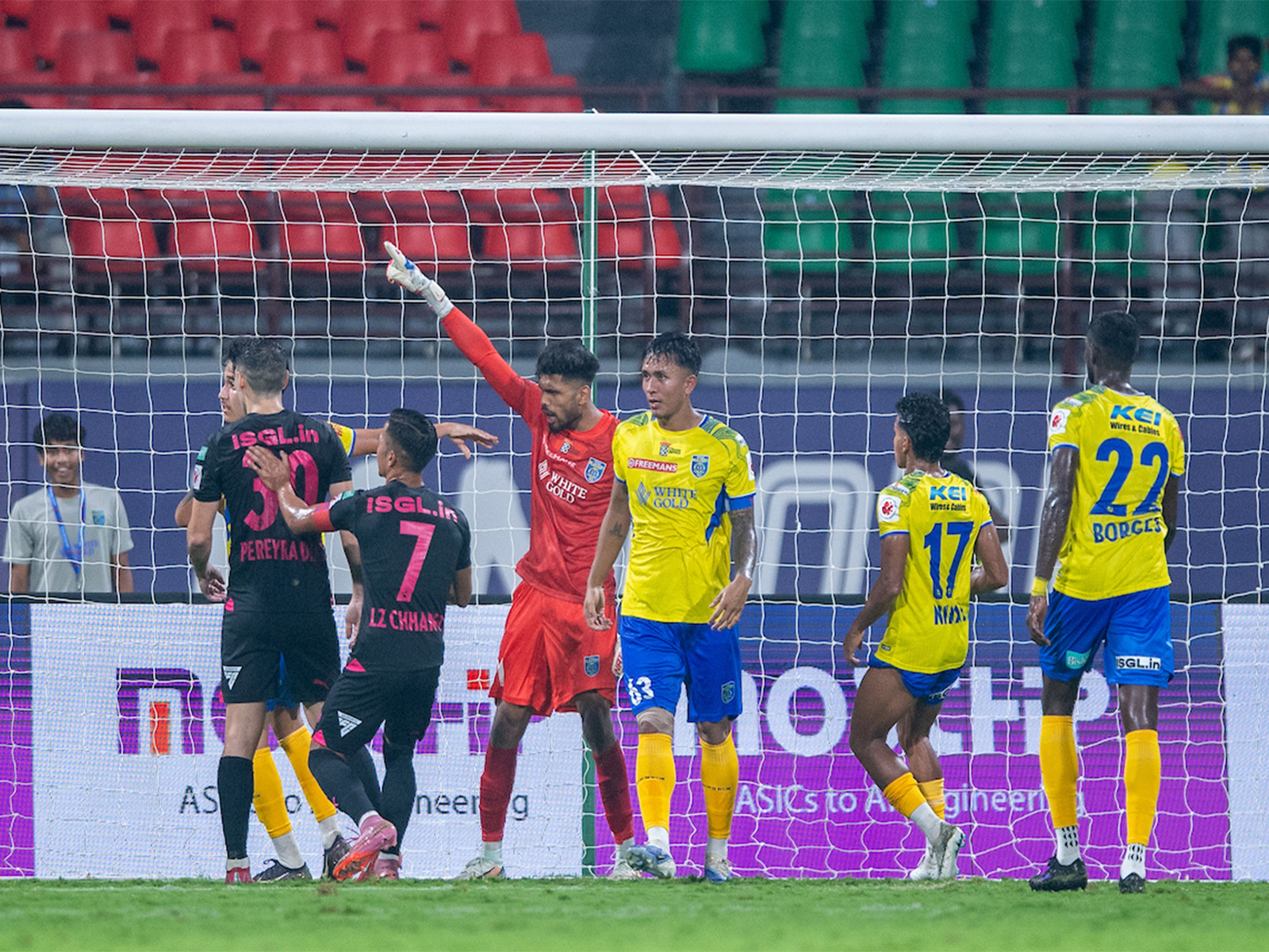 Mumbai City and Kerala Blasters FC players in action (Photo: AIFF Media)