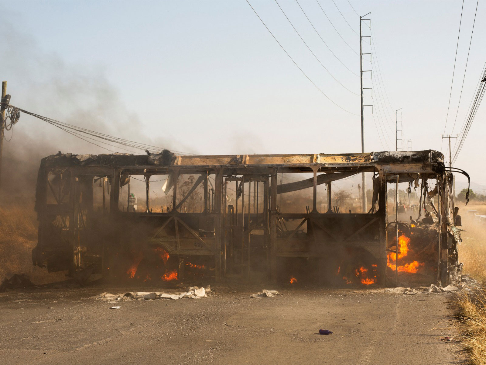 A bus used as a roadblock by organized crime burns following the killingv of  "El Mencho" (Photo/Reuters)