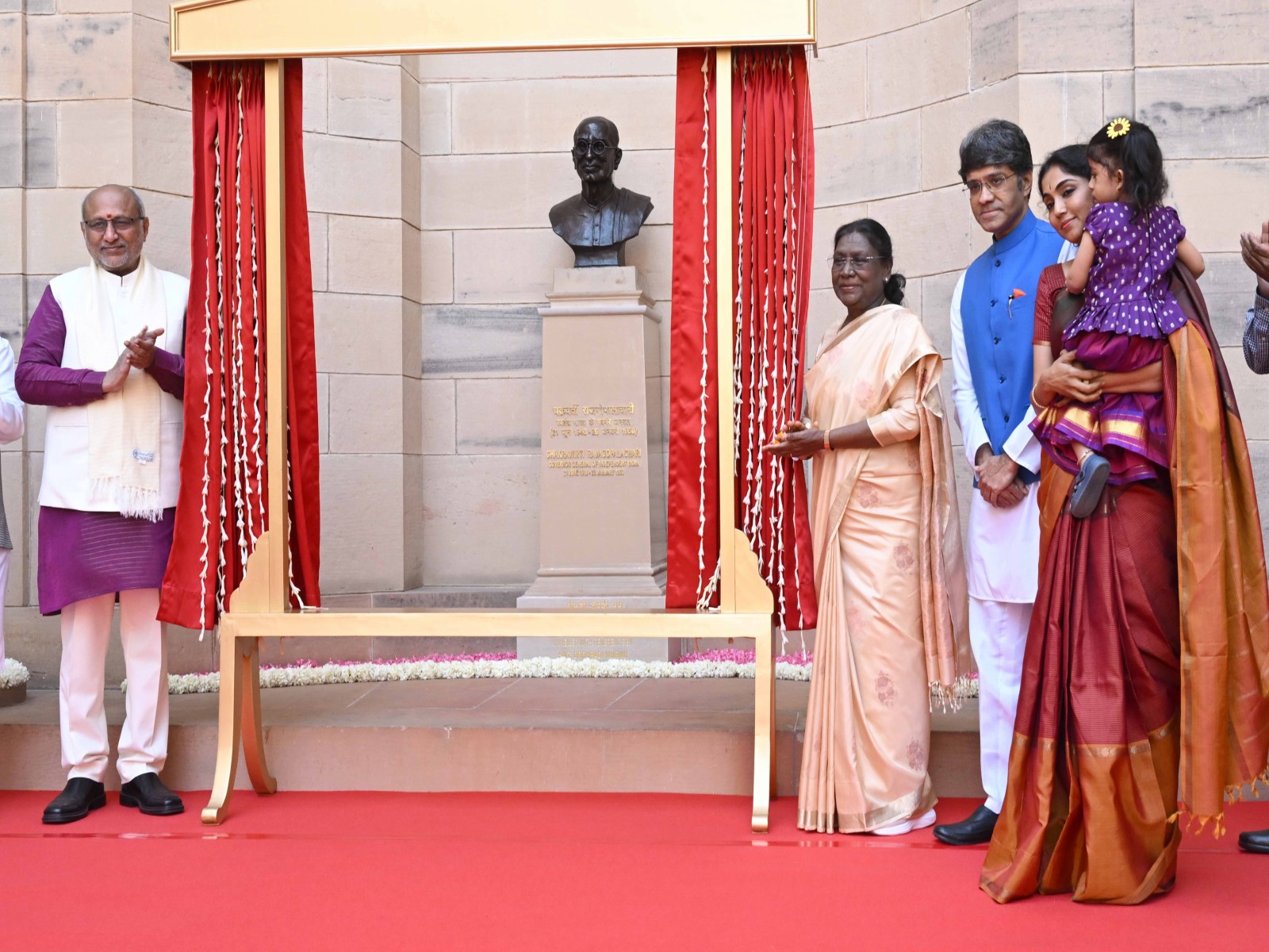 President Droupadi Murmu unveils bust of C Rajagopalachari (Photo/X/@rashtrapatibhvn)