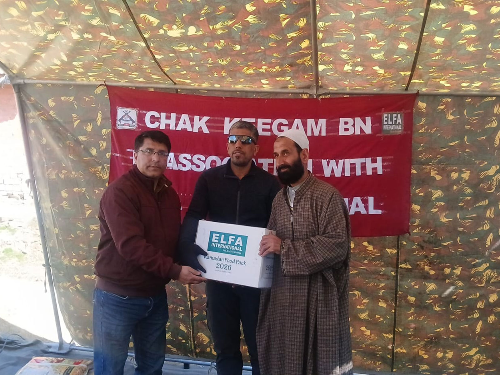 Indian army's Chak Keegam Battalion and Elfa Int'l NGO distribute food kits for Ramzan (Photo/Indian Army)