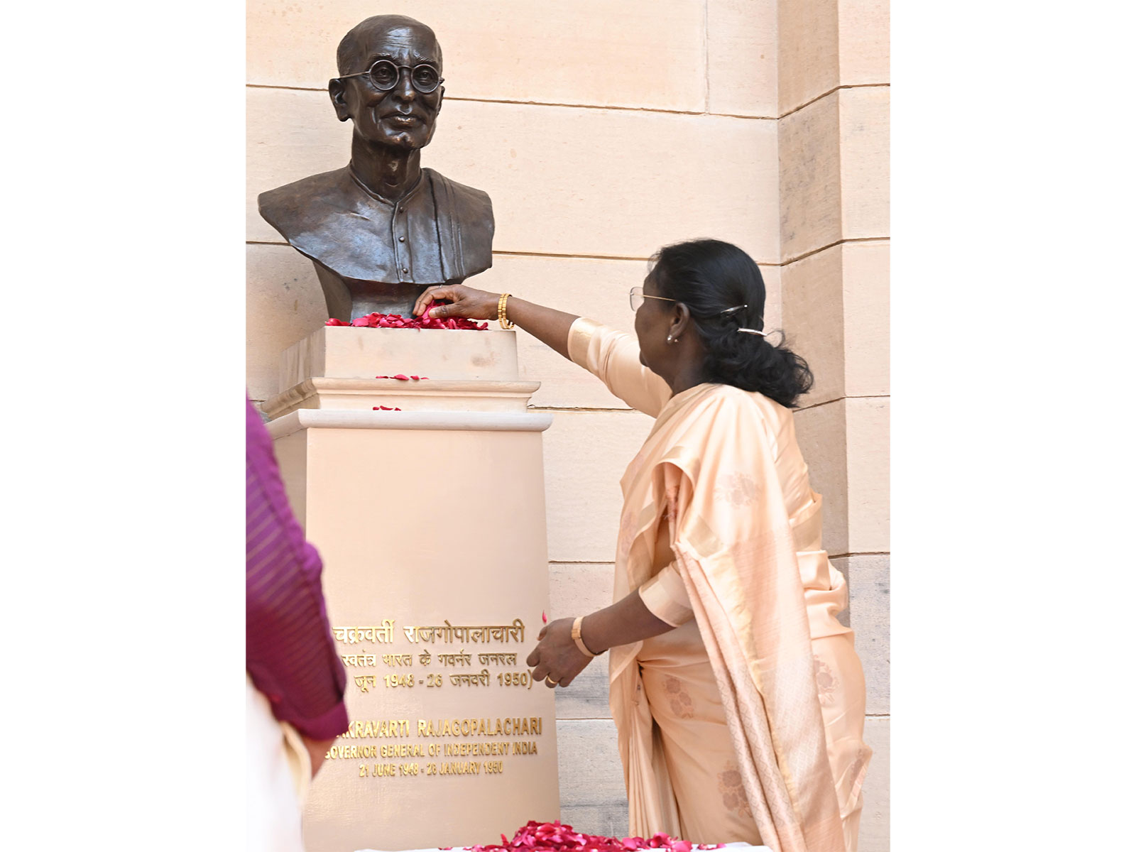 President Droupadi Murmu unveiled bust of C Rajagopalachari on Monday (Photo/X/@rashtrapatibhvn)