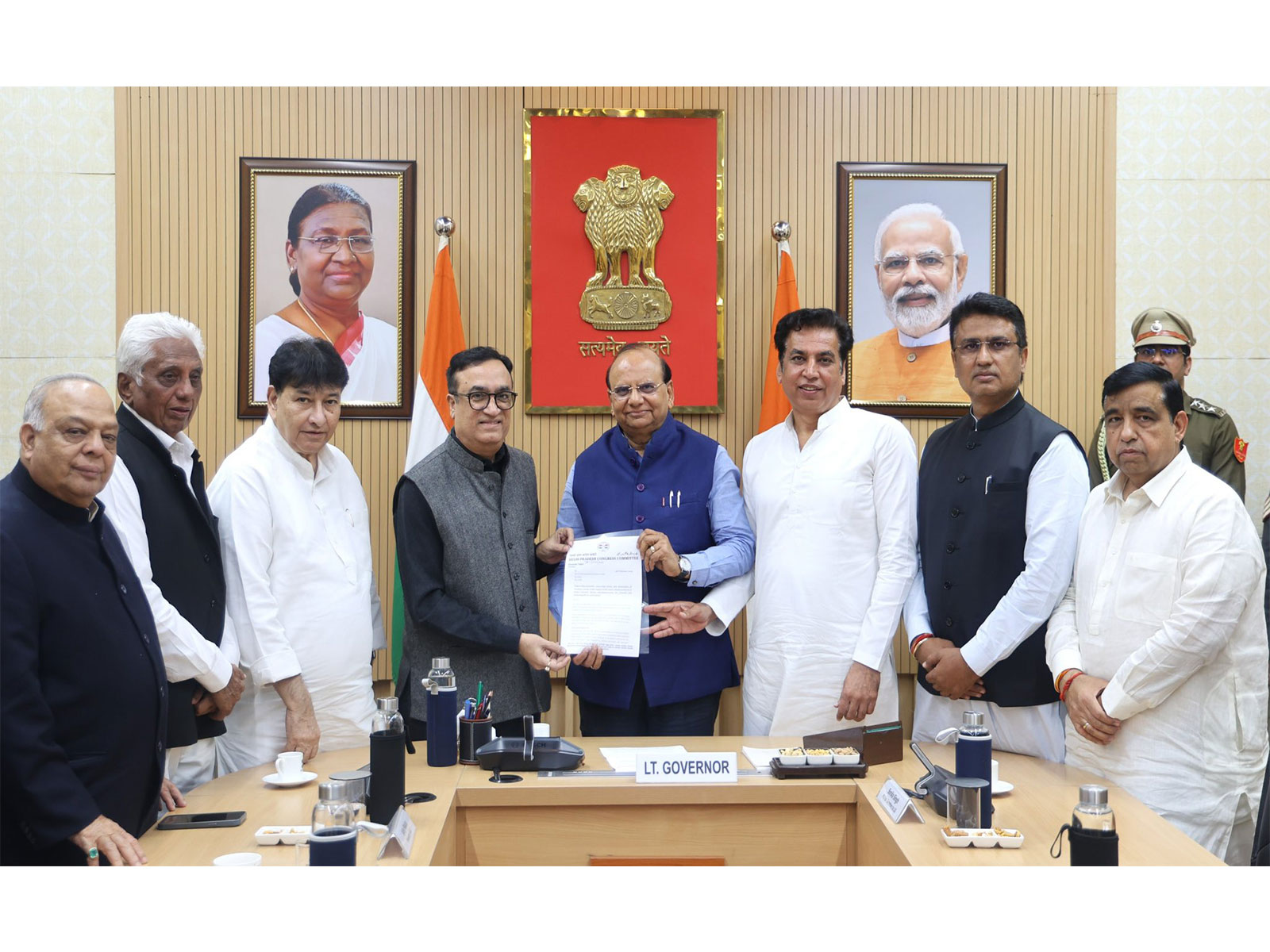 Congress delegation meets Delhi Lieutenant Governor VK Saxena (Photo/Lok Niwas Delhi)