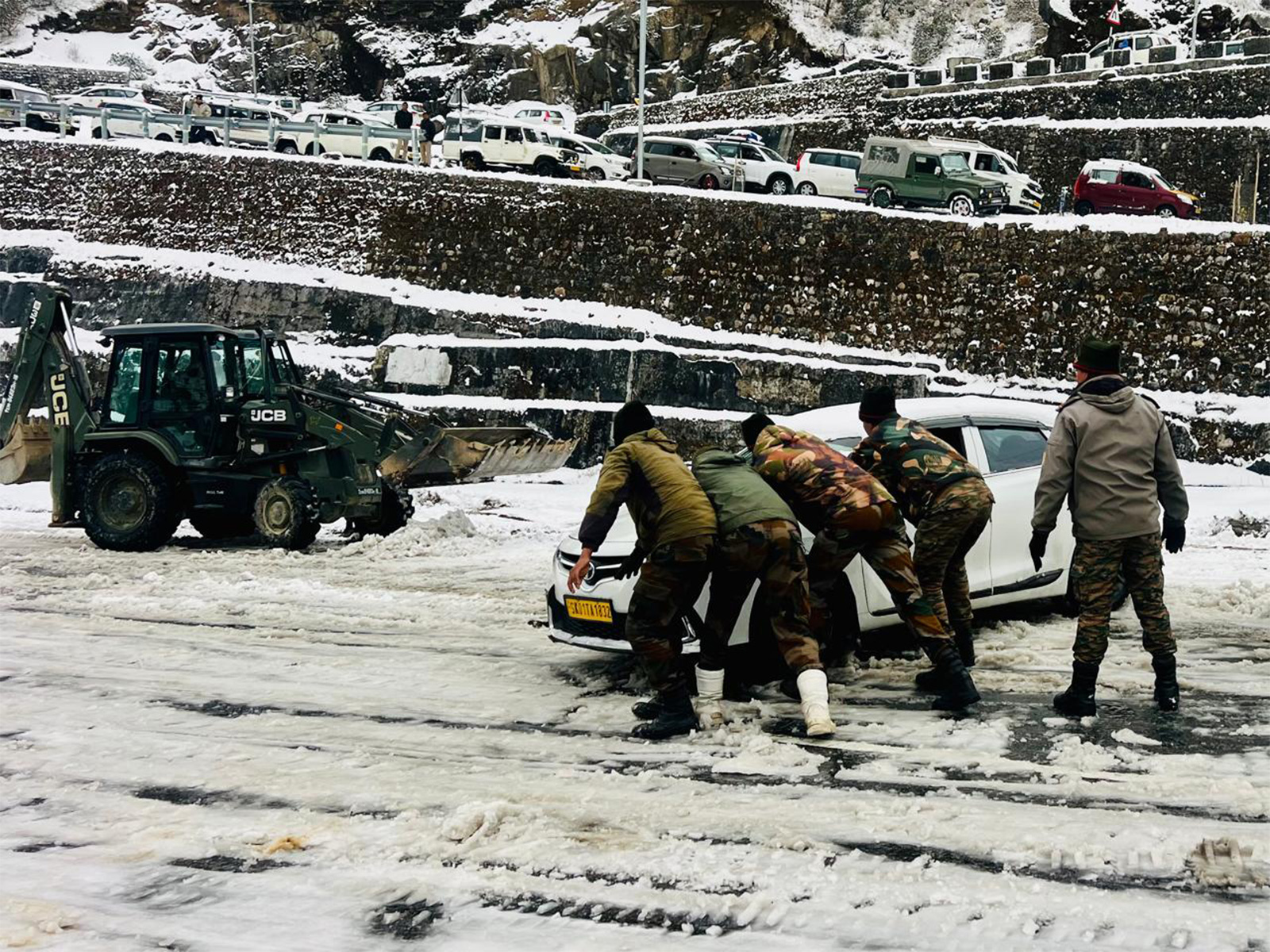 Army troops help stranded tourists in Sikkim (Photo/@trishakticorps)