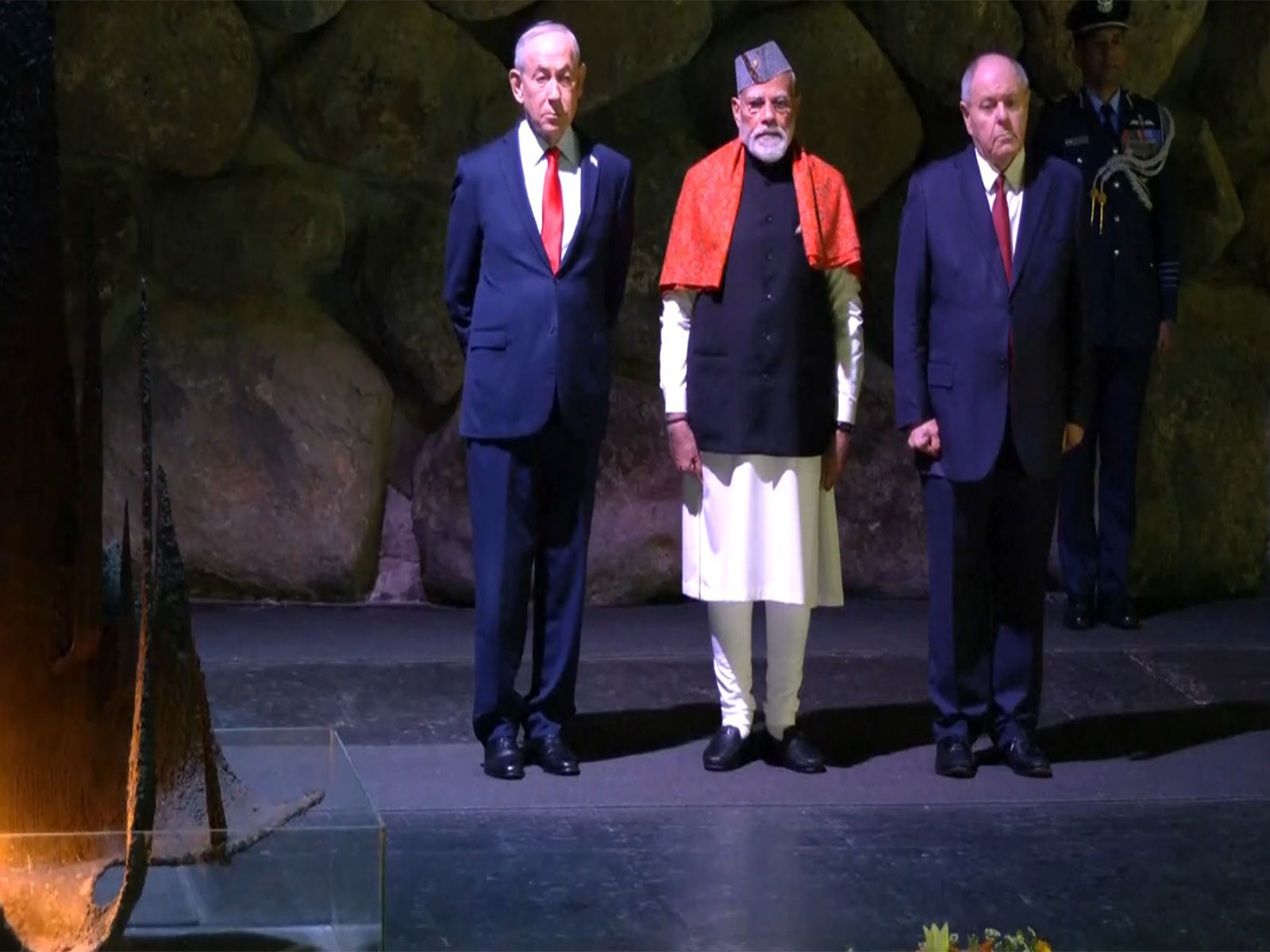 PM Netanyahu with PM Modi at Yad Vashem (Photo/Reuters)