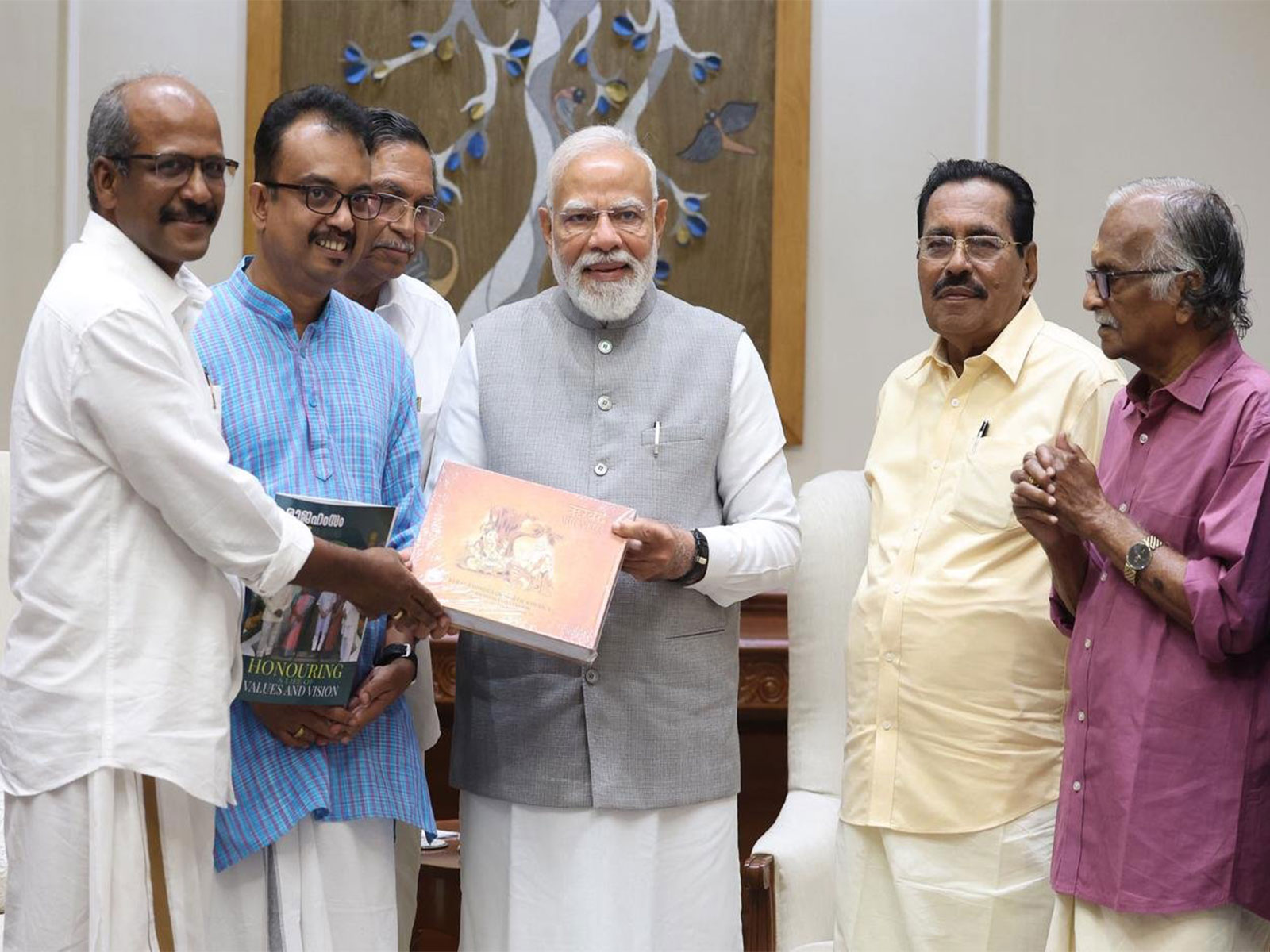 Prime Minister Narendra Modi with Malayali litterateurs (Photo/X@narendramodi)