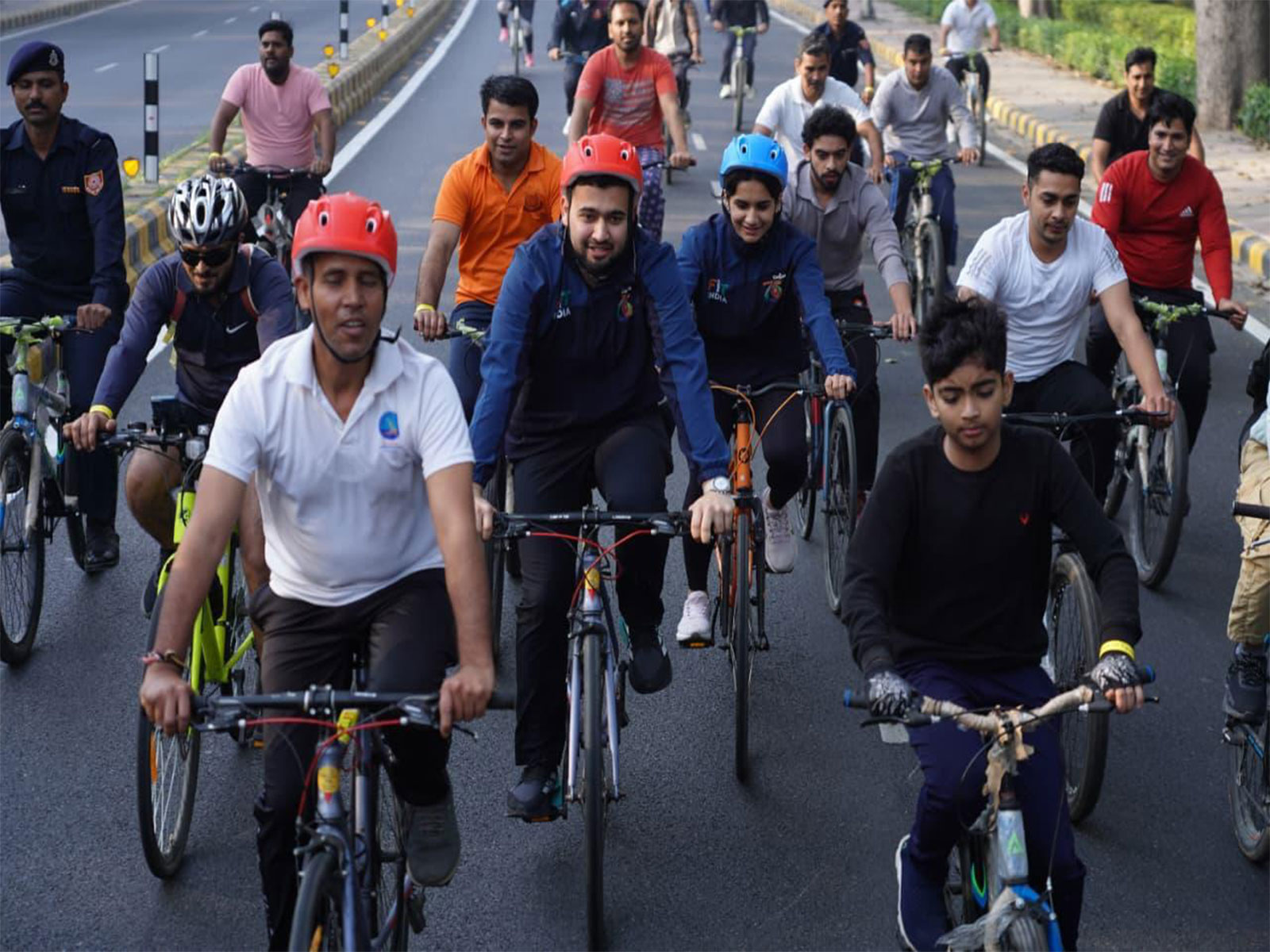 Indian shooter Anish Bhanwala with cyclists in New Delhi. (Photo/SAI Media)