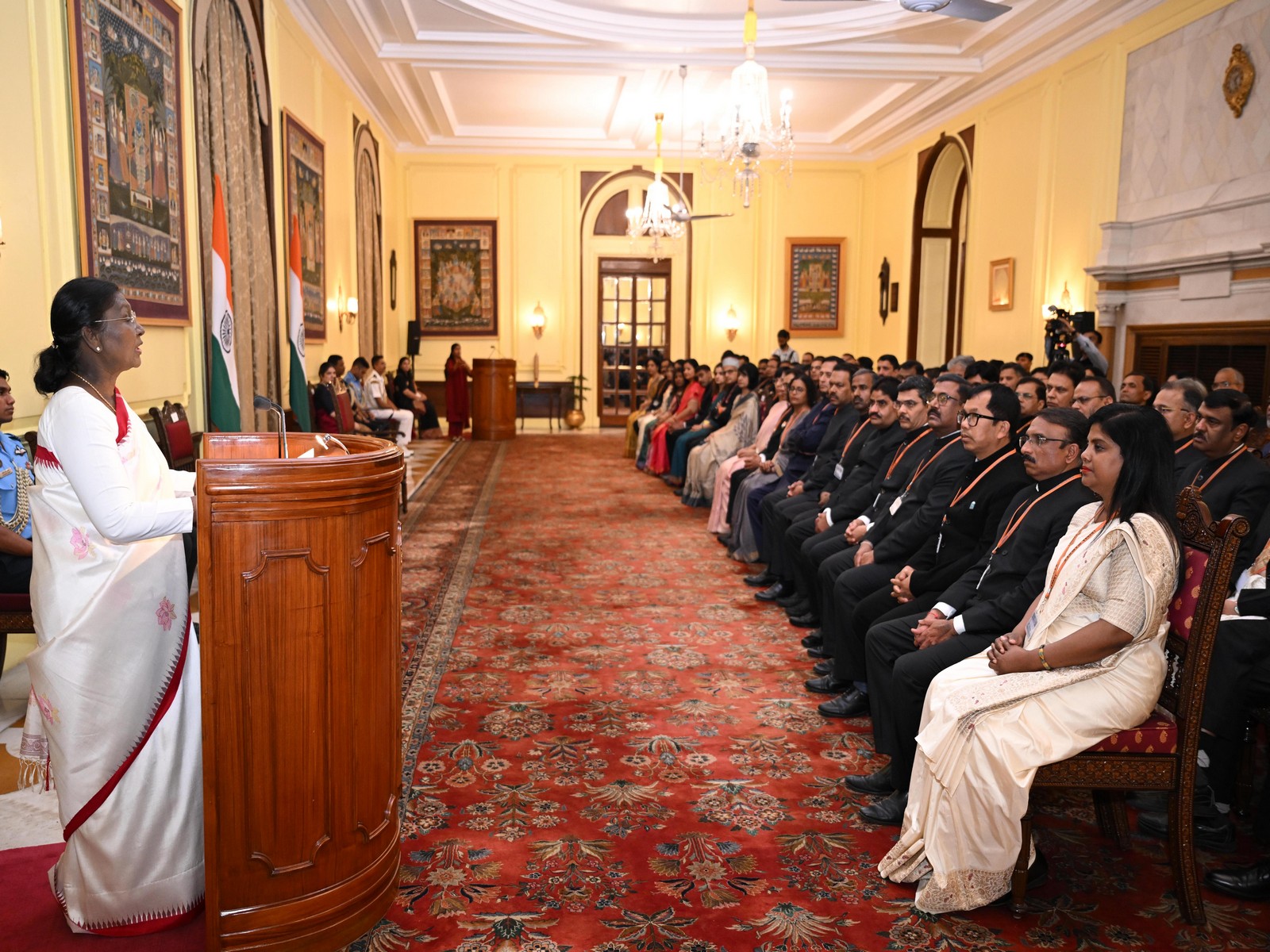 President of India Droupadi Murmu with IAS officers (Photo: PIB)