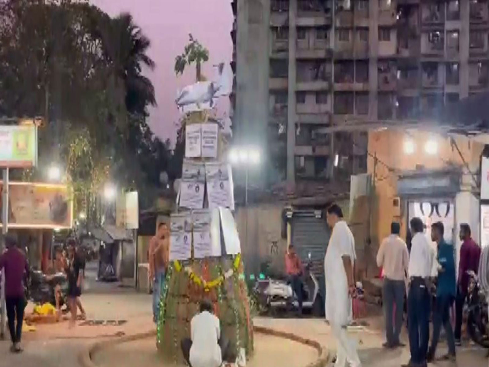 Effigy of VSR ventures in Thane (Photo: ANI) 