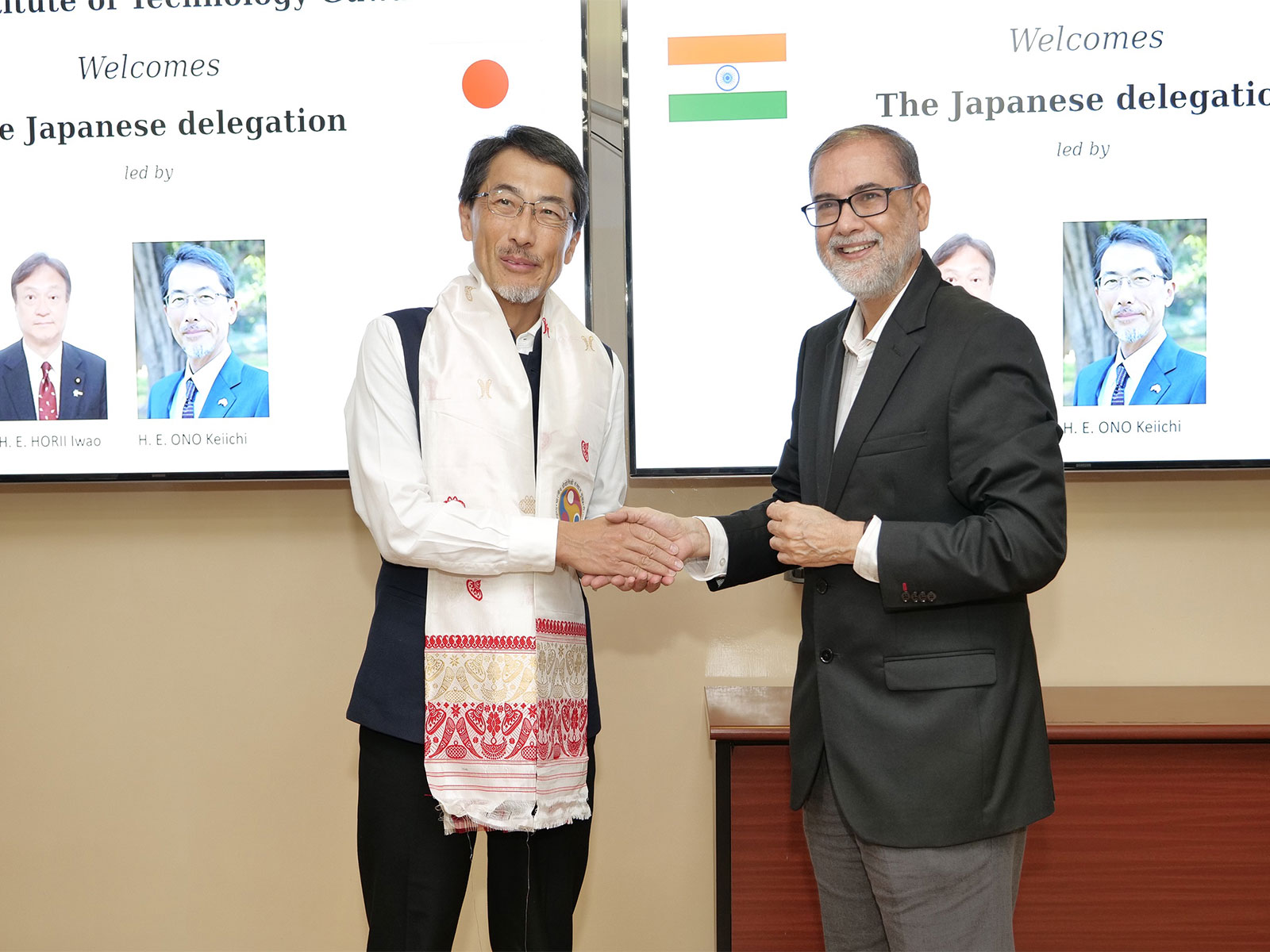 Ambassador of Japan to India ONO Keiichi and IIT Guwahati Prof Devendra Jalihal (Photo/ANI)