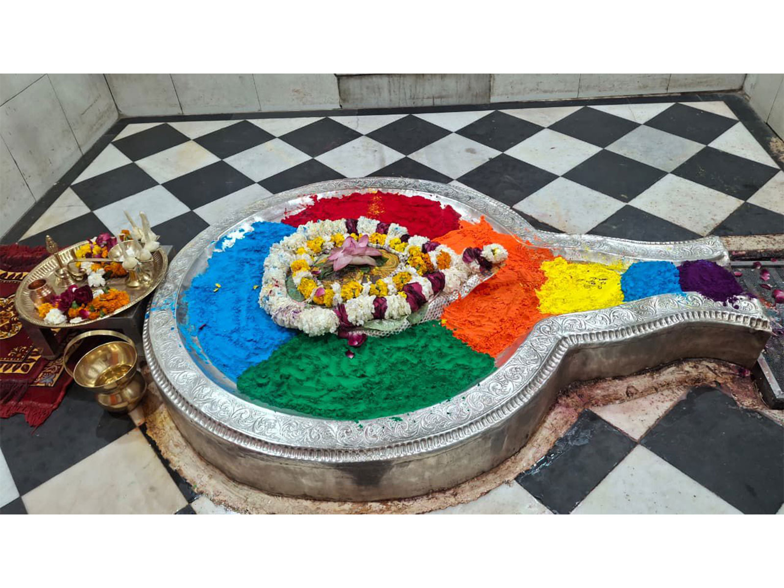 Shivling at Shri Chandreshwar Mahadev Temple adorned with colours (Photo/ANI)