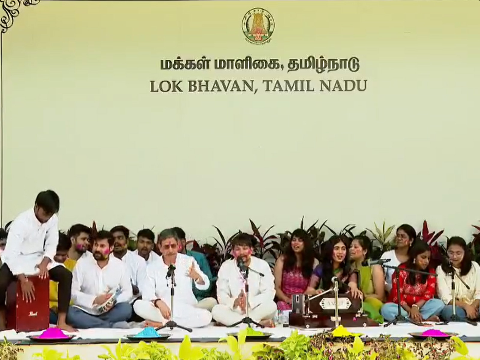 Governor RN Ravi Singing with IIT Madras students(Photo/@lokbhavan_tn) 
