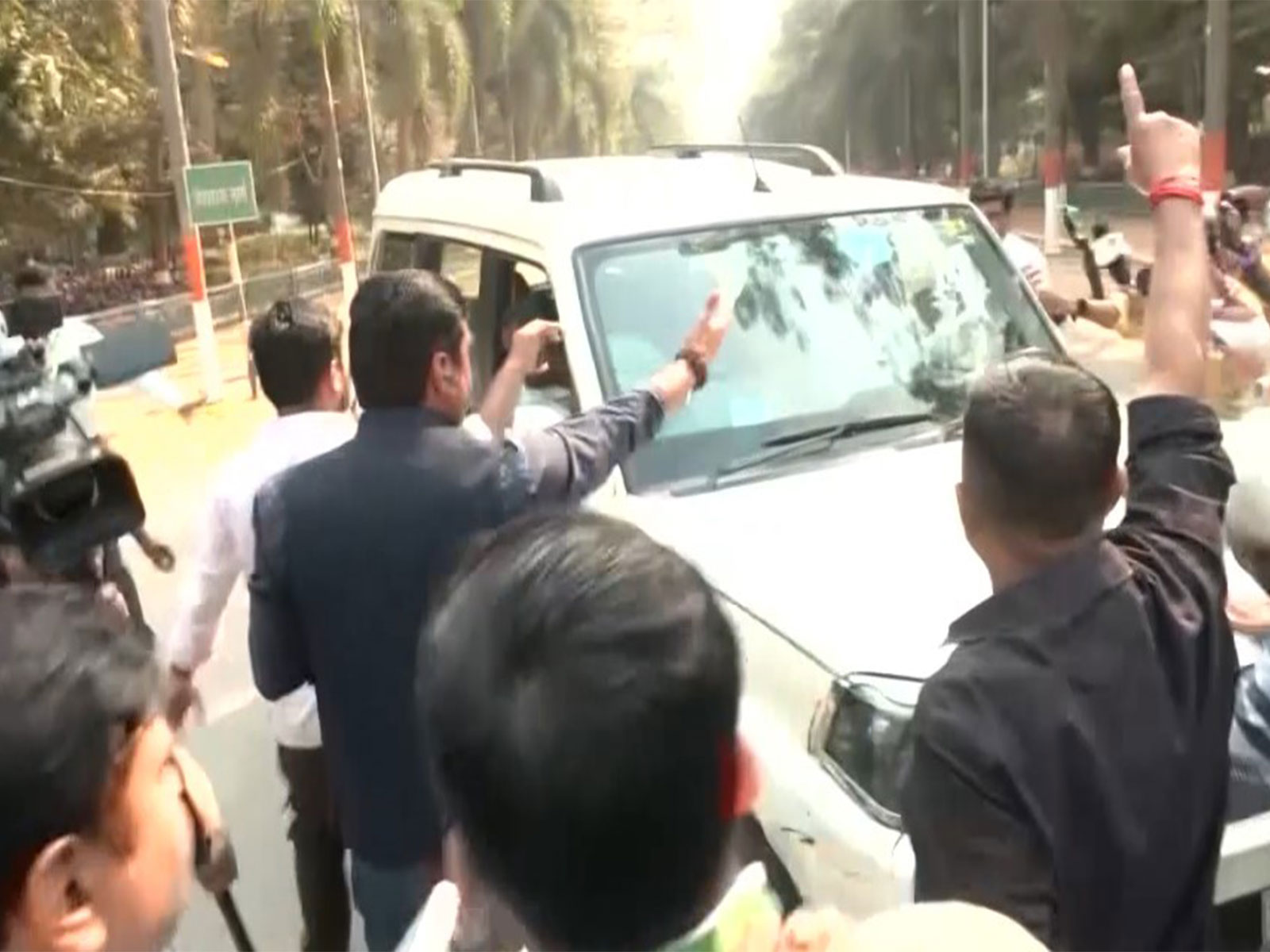 JD(U) worker stops MLA Krishna Murari Sharan from entering Bihar CM residence (Photo/ANI)
