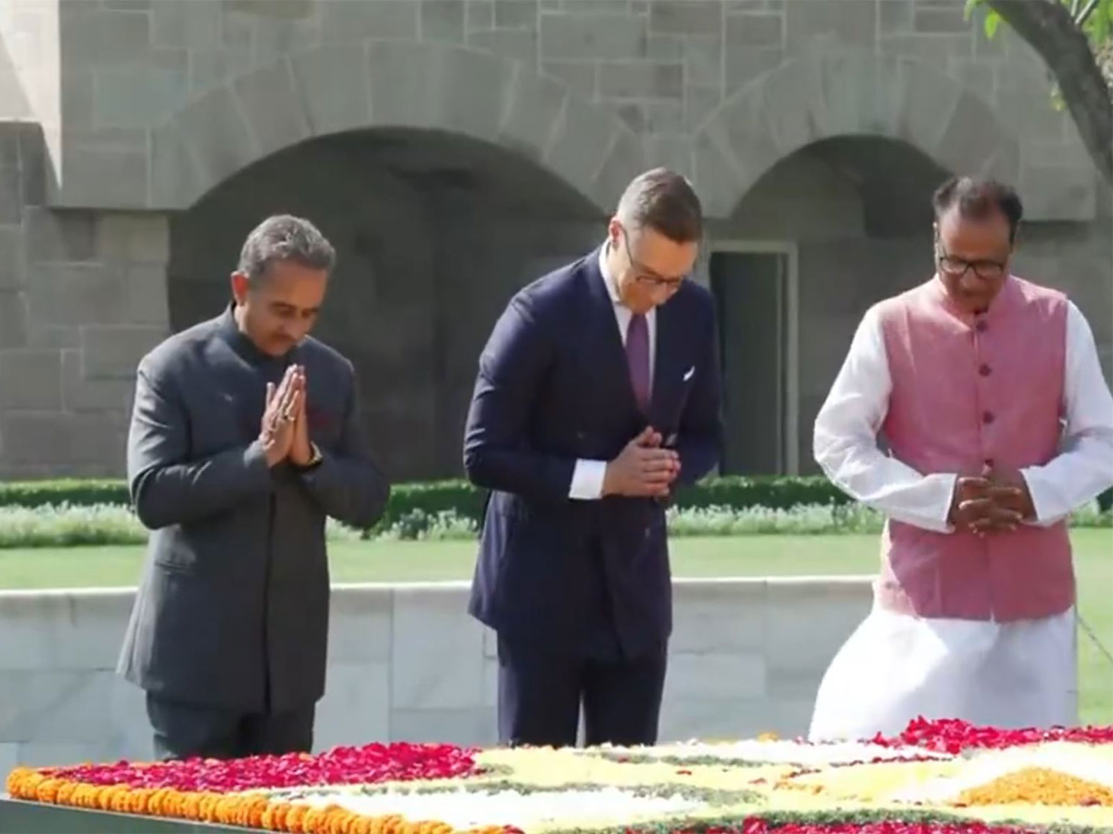 Finland President Alexander Stubb lays a wreath at Rajghat to pay tribute to Mahatma Gandhi (Photo/DD News)