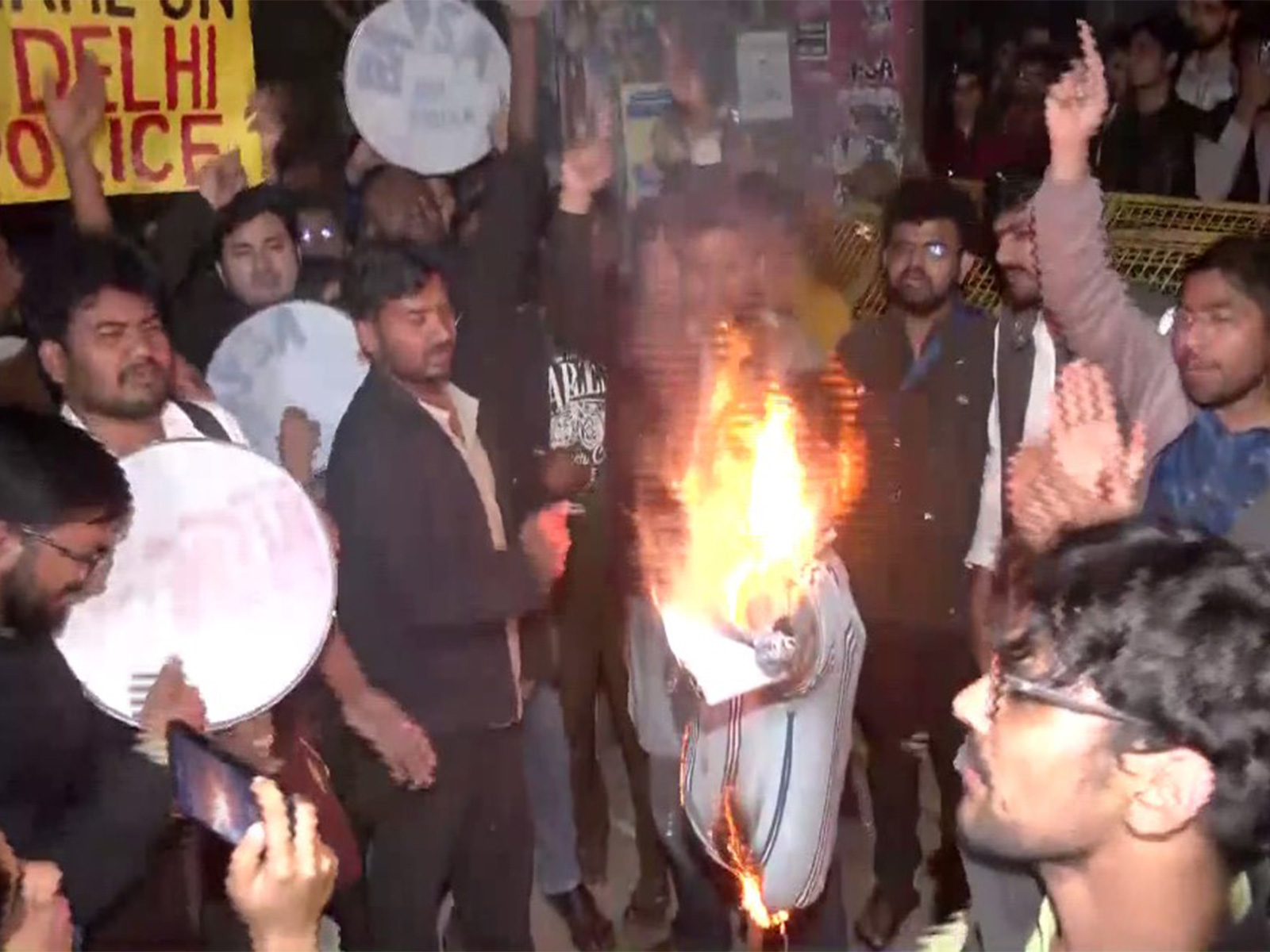 JNU students burn effigy of VC during protest (Photo/ANI)