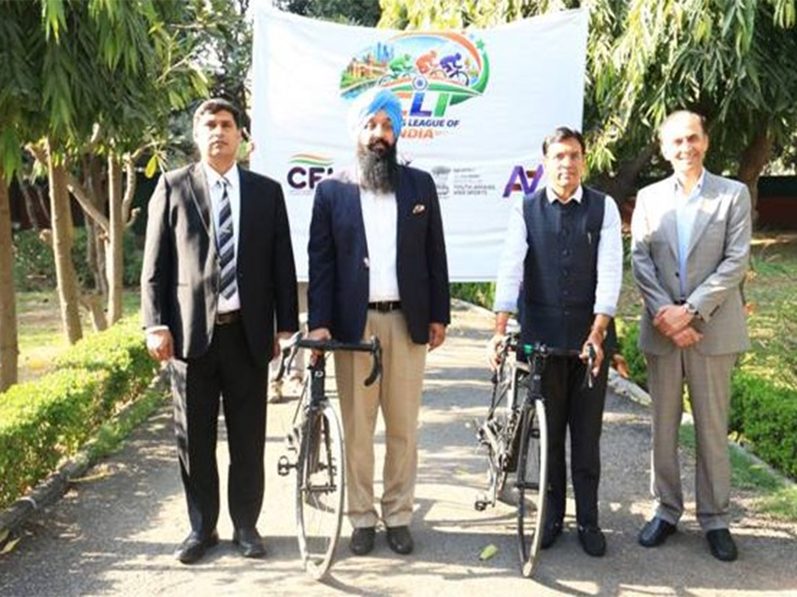 Sports Minister Mansukh Mandaviya with the officials of Cycling League of India. (Photo/Sports Ministry)