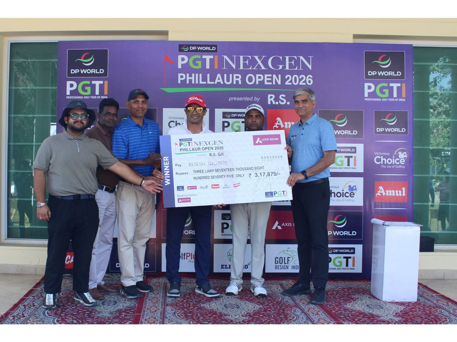 Rajesh Kumar Gautam (2nd from right) receives his cheque from Jaiveer Shergill. (Photo/PGTI)