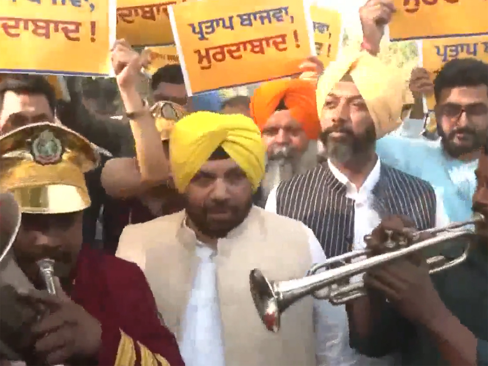 Punjab Minister Harbajan Singh protests against Pratap Bajwa (Photo/ANI)