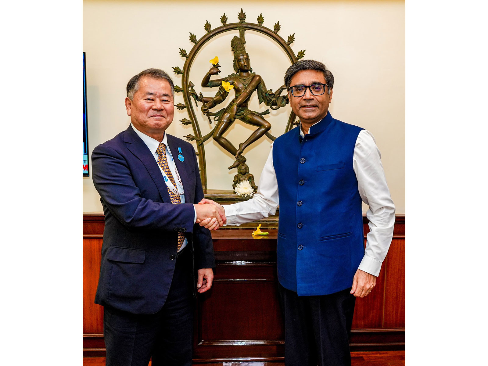 Foreign Secretary Vikram Misri with Special Advisor to Japanese PM Sadamasa Oue (Photo/@MEAIndia)
