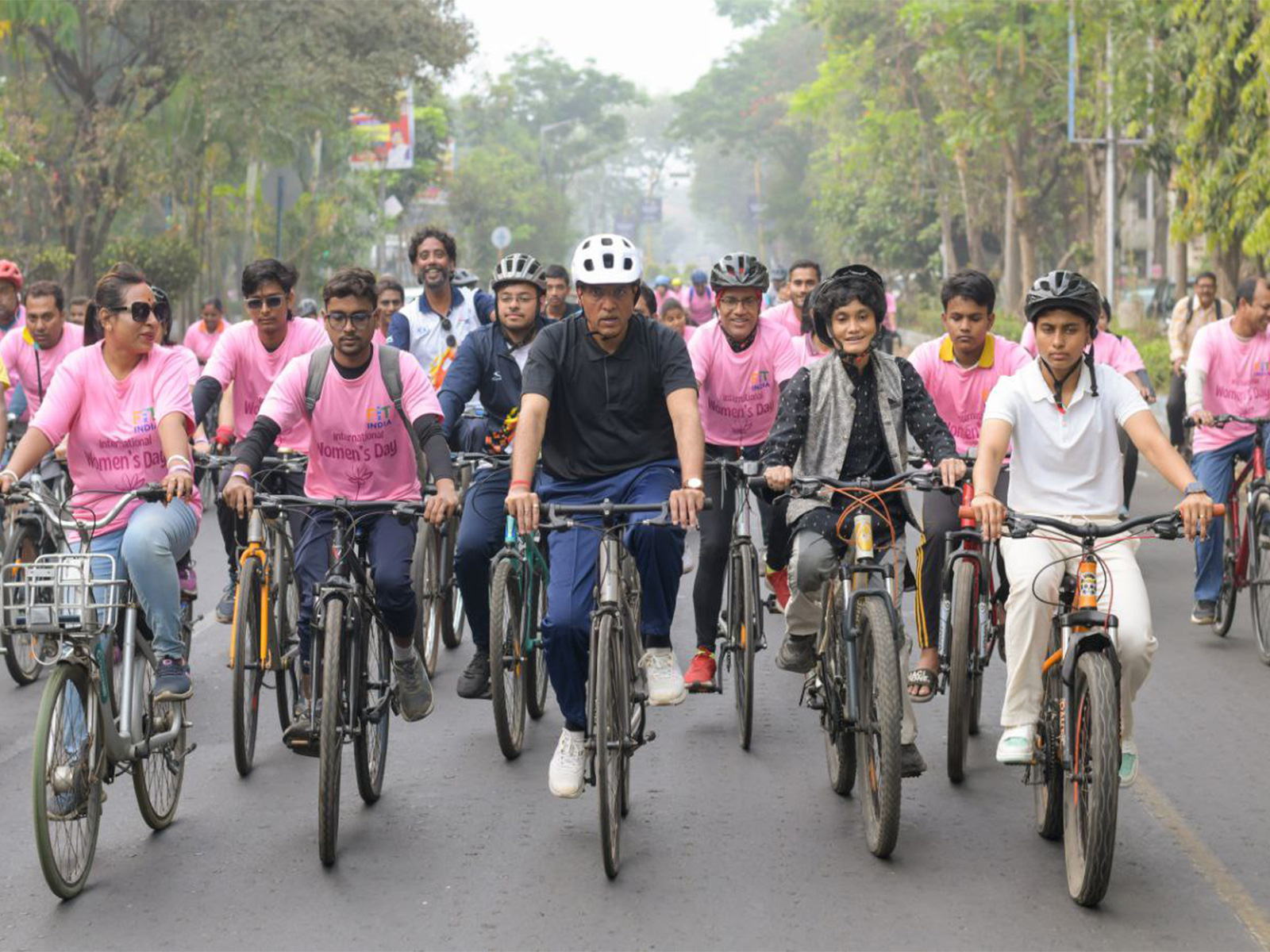 Mansukh Mandaviya participated in the Fit India Pink Cyclothon in Kolkata (Photo: PIB)