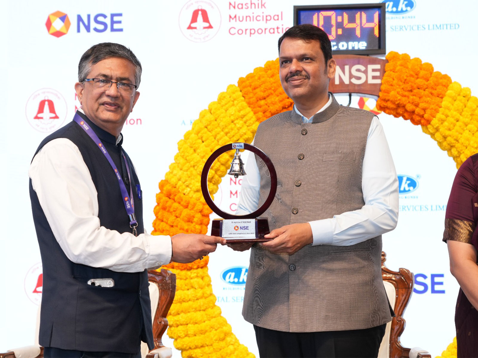 Ashish Chauhan, MD, National Stock Exchange presents a replica of the NSE Bell to Maharashtra's Chief Minister Devendra Fadnavis (Photo/X@NSEIndia)