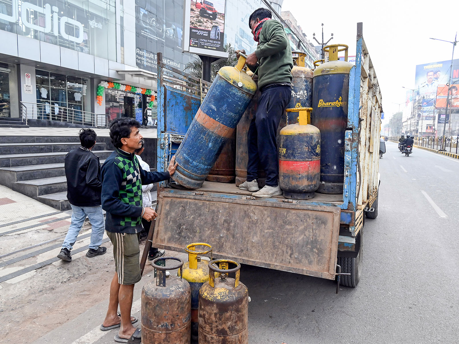 Workers with LPG cylinders (File photo/ANI) (Photo/ANI) 