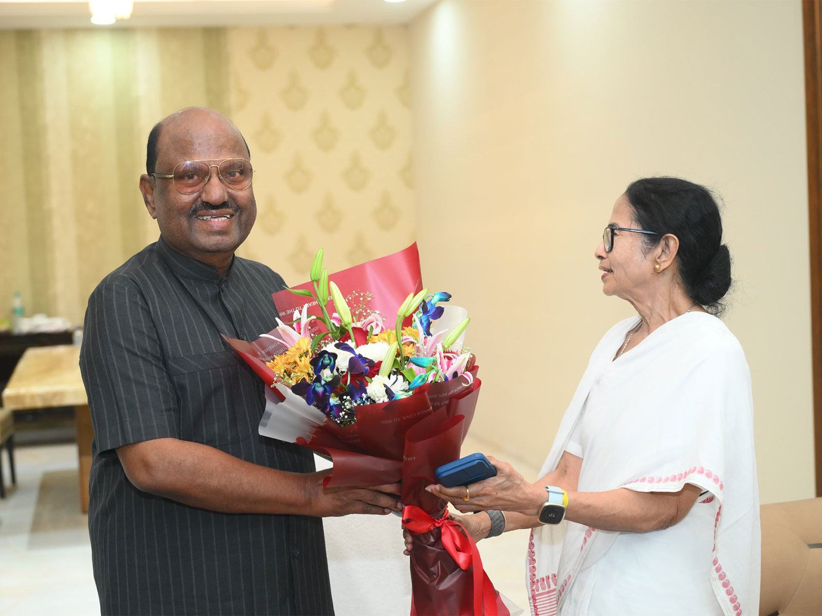 Ex Governor of West Bengal CV Ananda Bose and West Bengal Mamata Banerjee (Photo: x/@MamataOfficial)