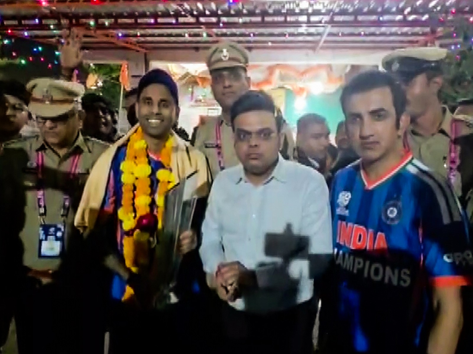 Jay Shah, Gautam Gambhir, and Surya Kumar Yadav, offer prayers at the Hanuman Temple. (Photo/ANI)