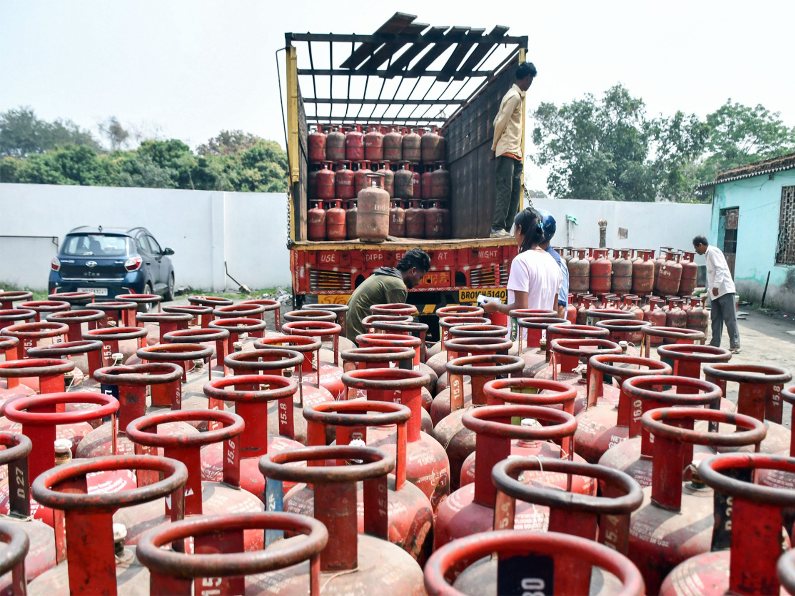 A delivery boy unloads an LPG cylinder from a truck, in Ranchi (Photo/ANI)