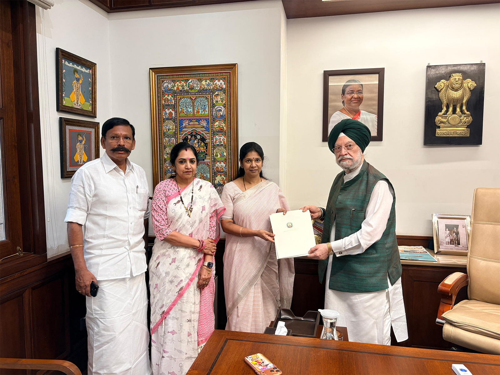 DMK MPs submit CM Stalin's letter to Petroleum Minister Hardeep Puri (Photo/ANI)