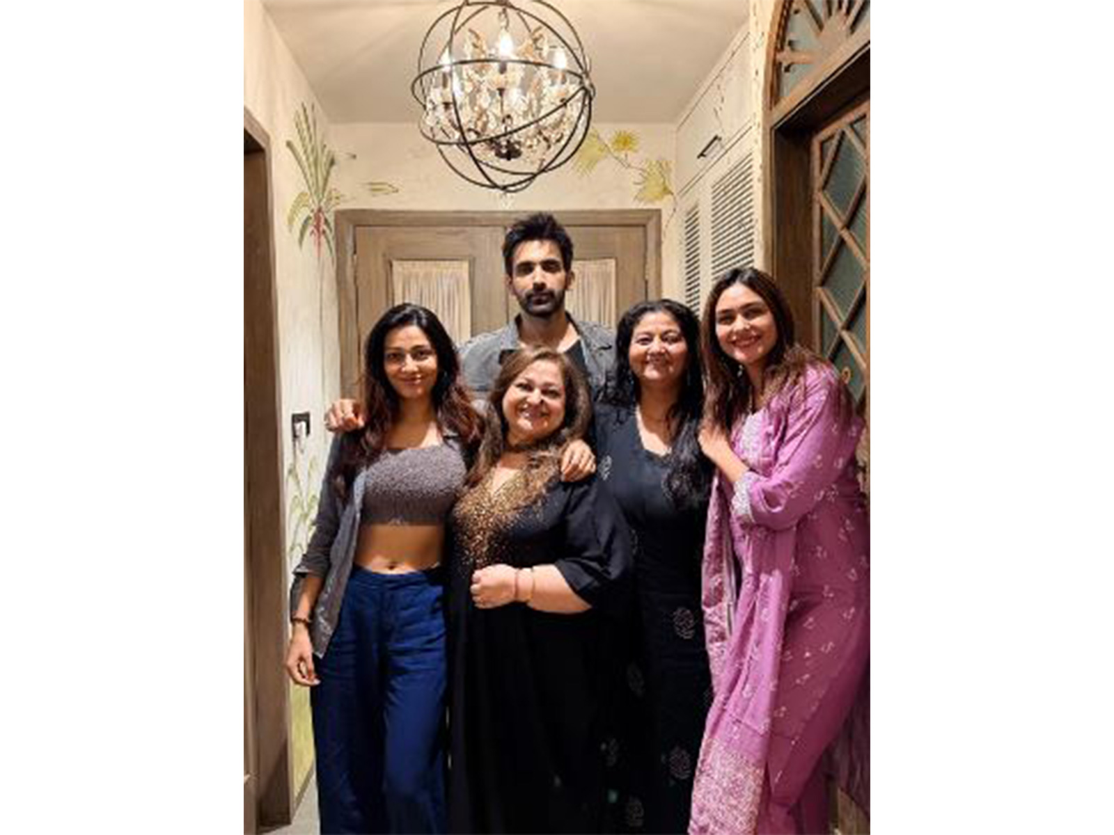 Mrunal Thakur with KumKum Bhagya cast (Photo/instagram/@supriyarshukla)