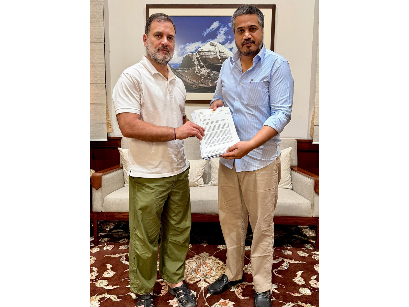 NCP (SP) MLA Rohit Pawar meets Rahul Gandhi (Photo: @RahulGandhi /X)