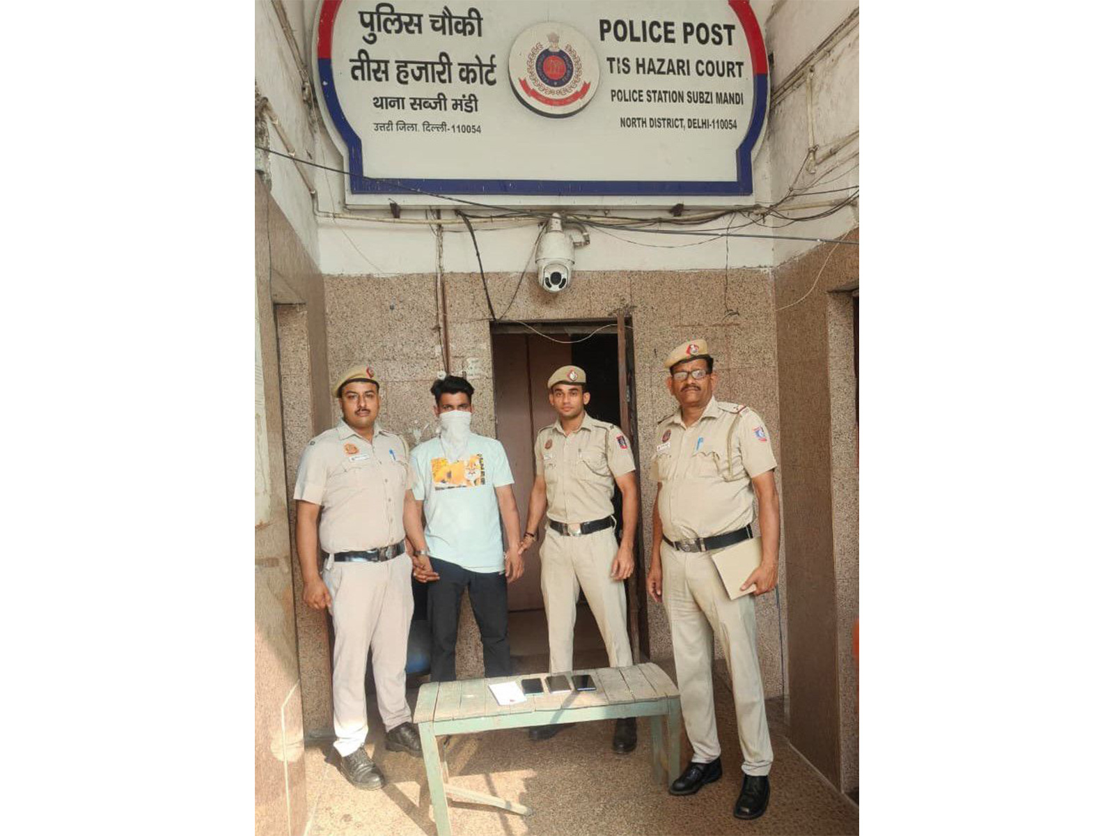 Delhi Police with the  snatcher (Photo/ANI)
