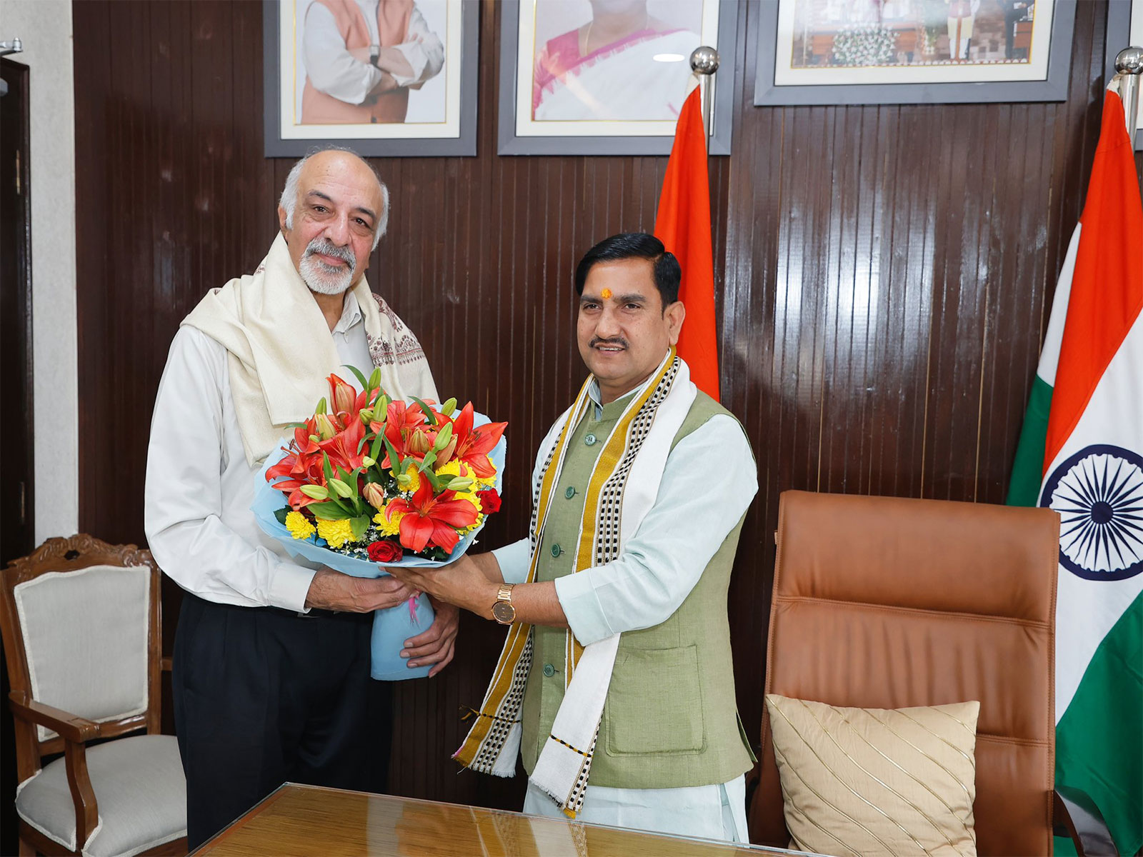 Union Minister Tokhan Sahu felicitates Delhi Metro enthusiast for 24-year tradition (Photo/X@tokhansahu_bjp)