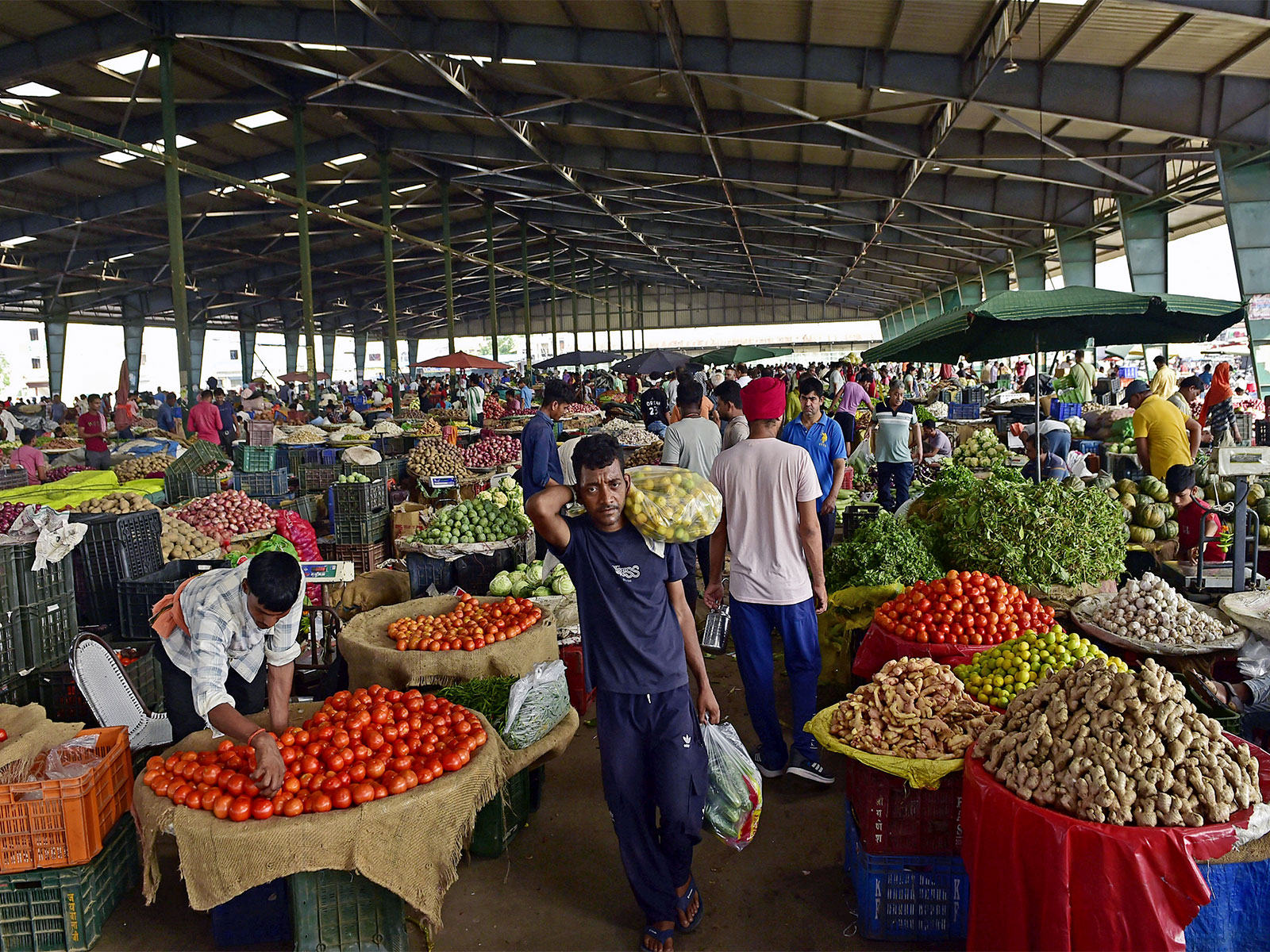 People buying vegetable at a wholesale market (File Photo/ANI)