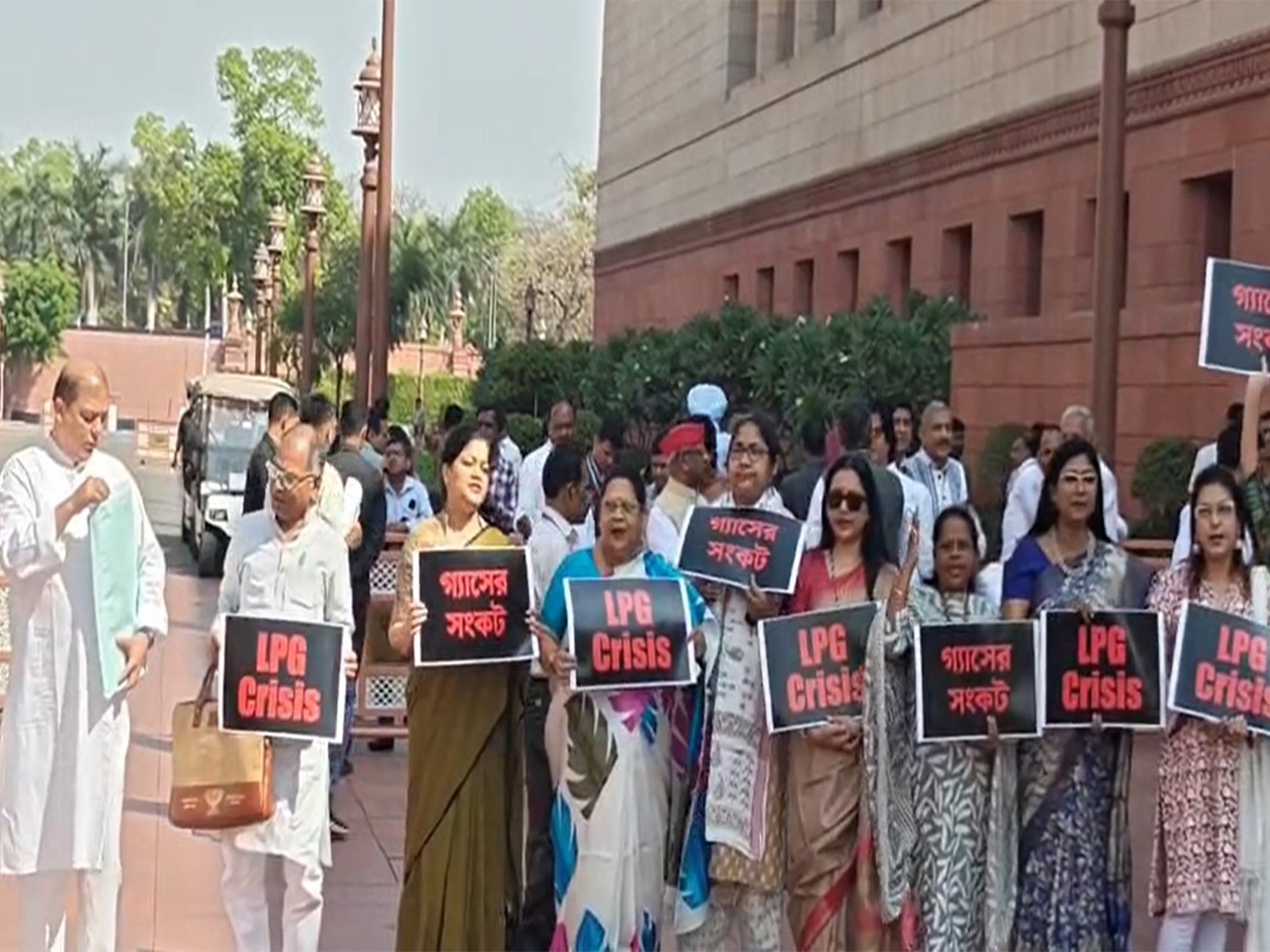 TMC, Opposition MPs protest against shortage of LPG cylinders (Photo/ANI) 