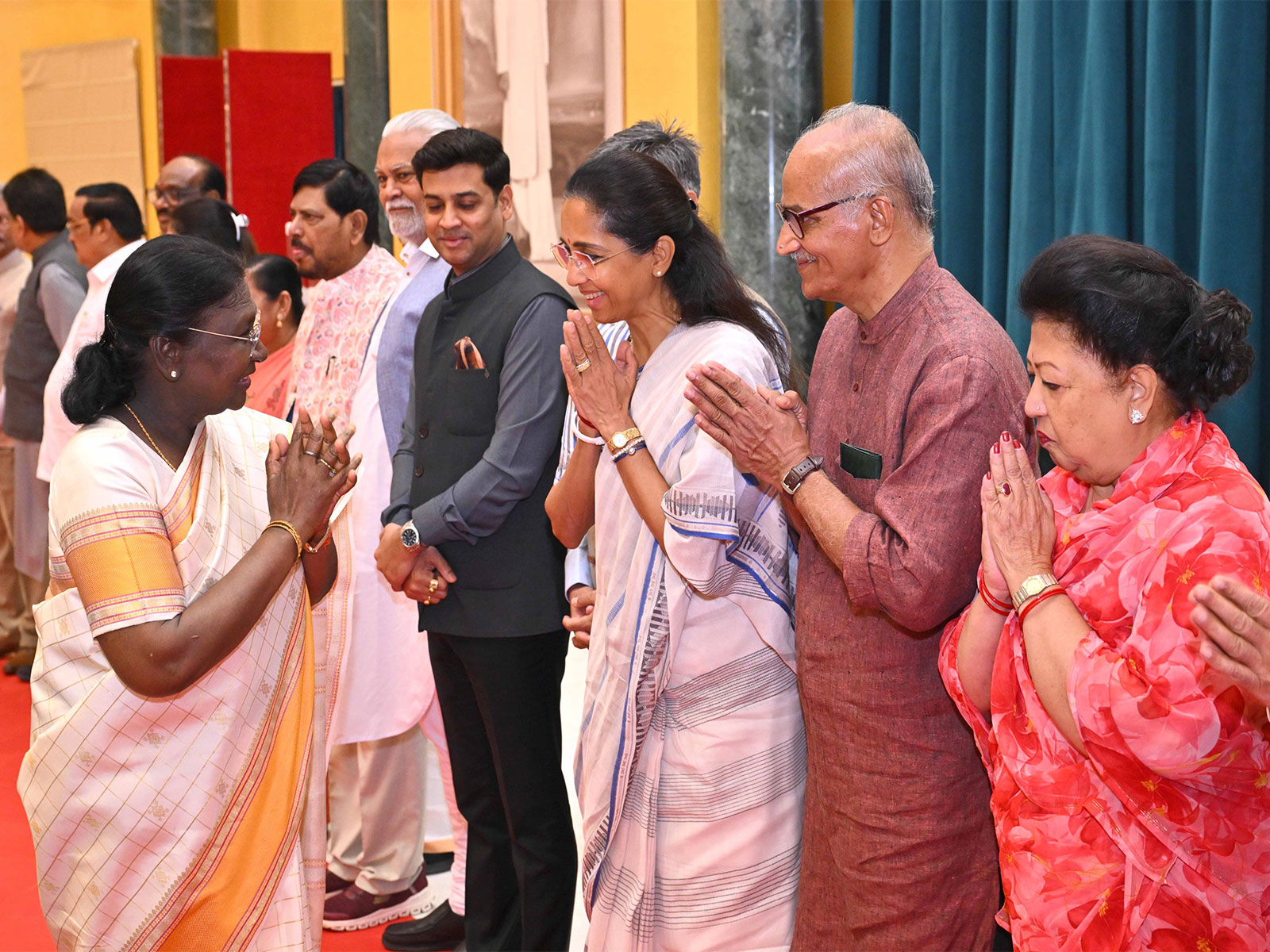 President Droupadi Murmu with Members of Parliament (Photo/x/@rashtrapatibhvn)