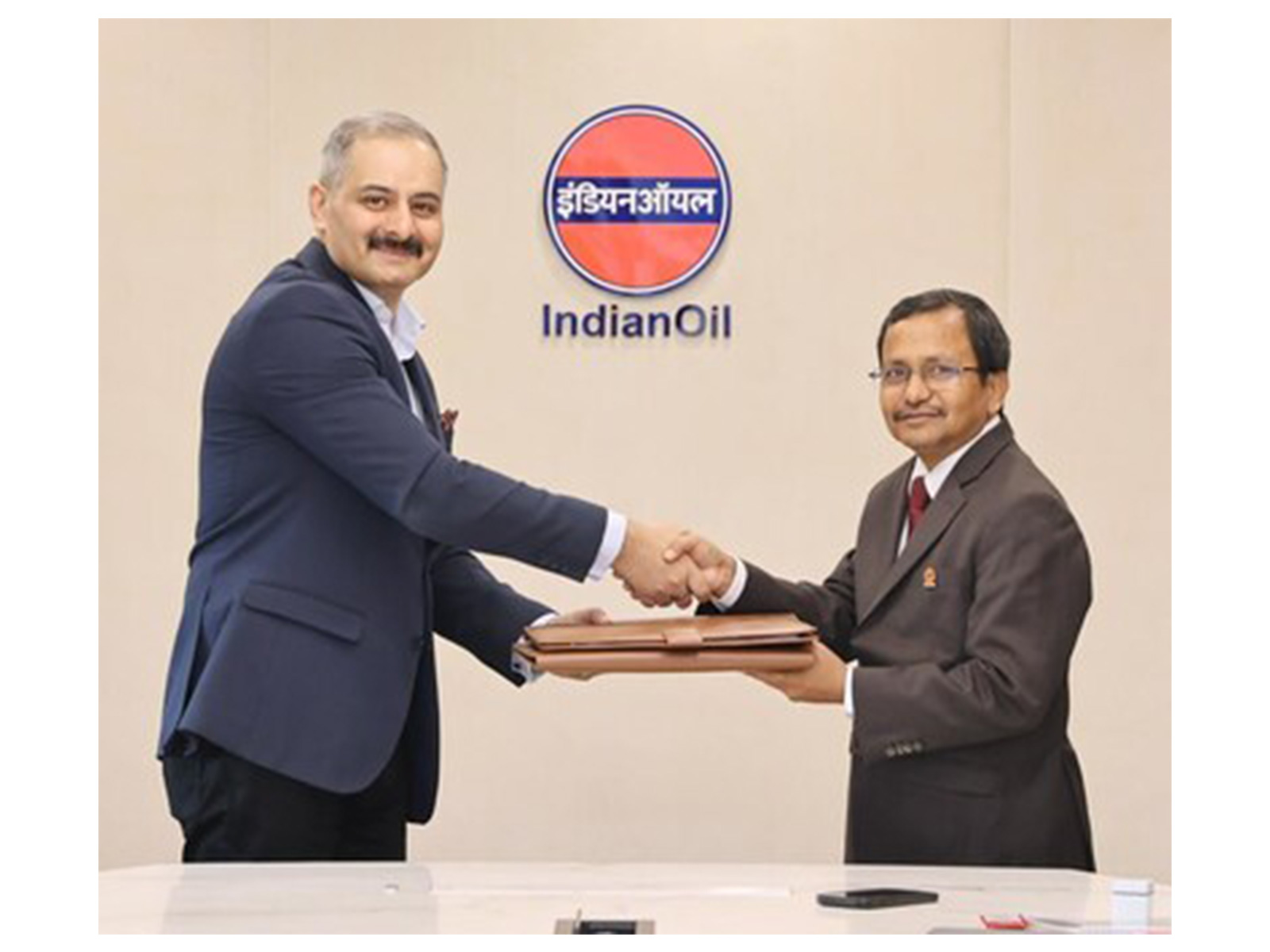 Left to Right: Mr. Masood Mallick, Managing Director & Group CEO, Re Sustainability, exchanging the MoU with Mr. Bankim Patra, Country Head (Lubes), Indian Oil Corporation Limited.