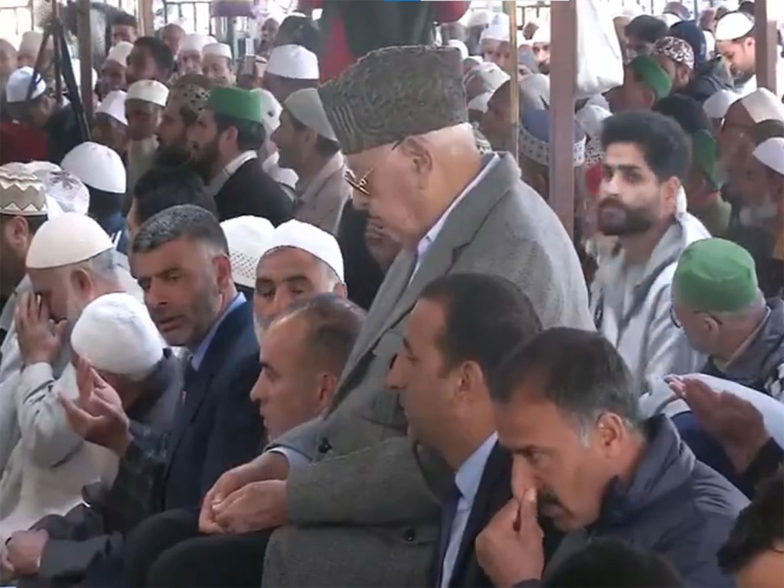 Farooq Abdullah participates in Alvida Jumma prayers (Photo/ANI) 
