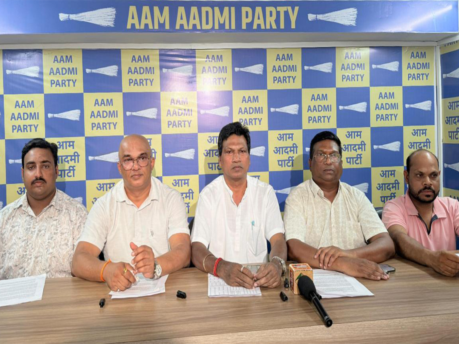 AAP Goa VP Sandesh Teleikar Dessai, Organisation Secretary Prashant Naik, ST Leader Rajesh Gaonkar, VP Roque Mascarenhas and Youth Leader Neash Coutinho addressed the media. (Photo/AAP)