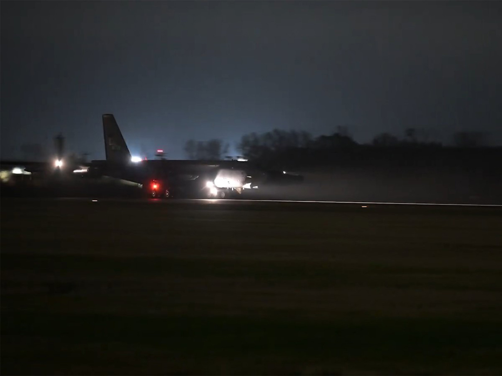 US B-52 takes off for a night mission (Photo/X@CENTCOM)