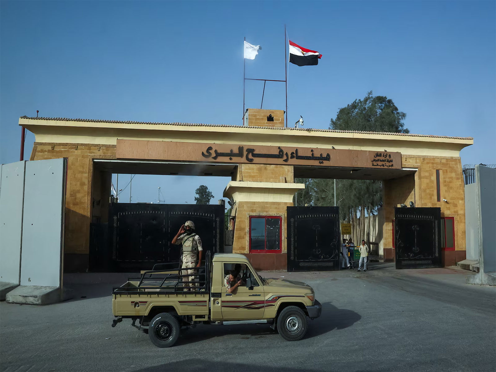 Egyptian soldiers keep watch near the Rafah Crossing along the Egypt-Gaza border in Rafah, Egypt. (File Photo/Reuters)