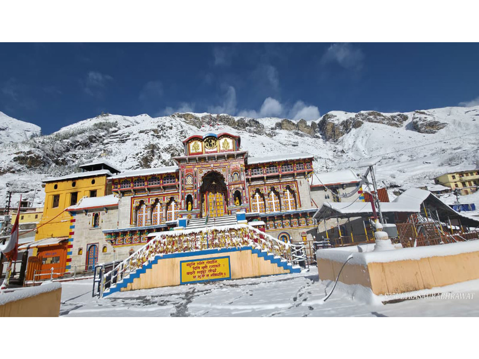 Shri Badrinath Dham wrapped in thick blanket of snow (Photo/ANI)