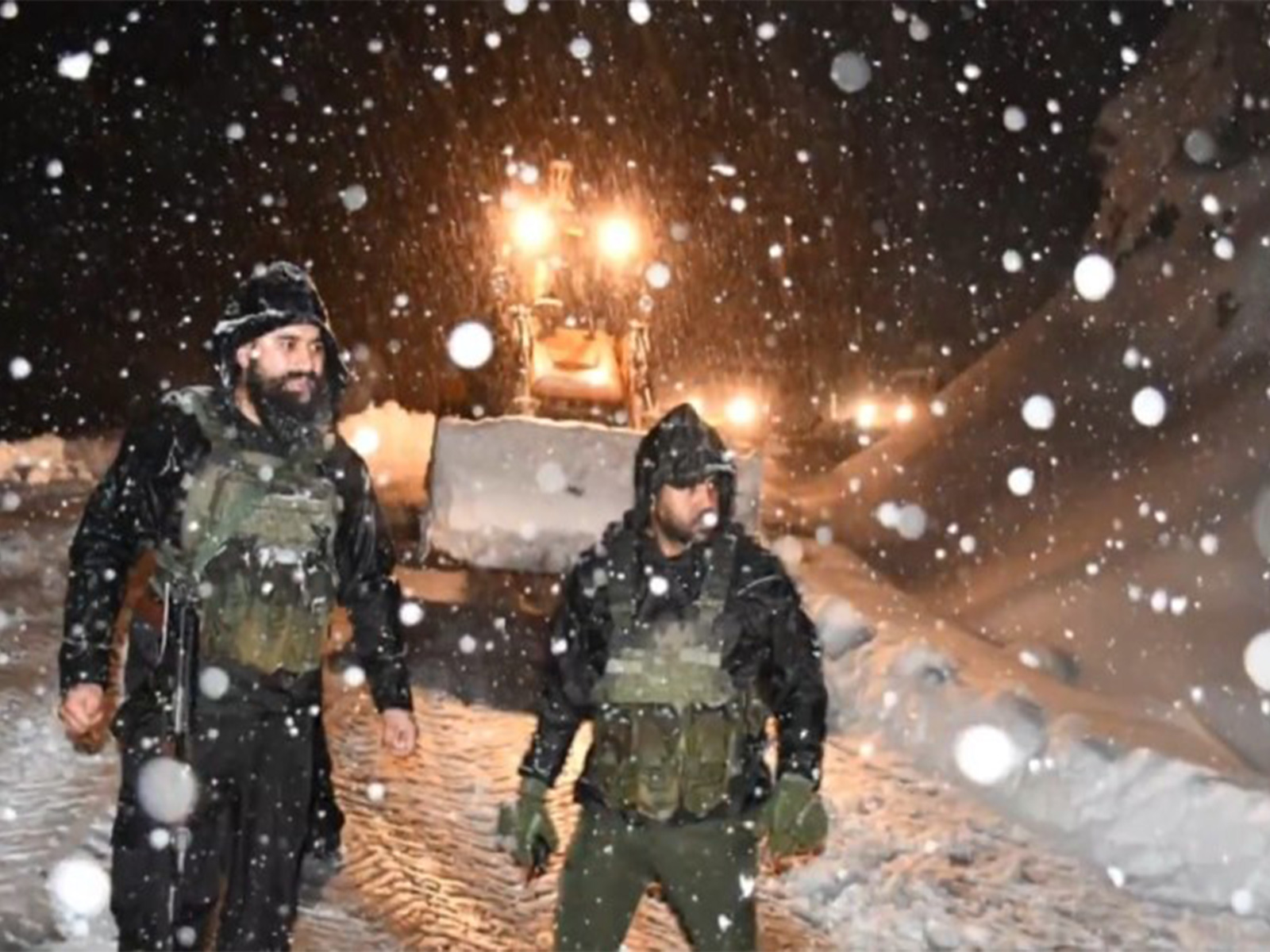  Indian Army rescues 235 civilians stranded at Sinthan Top in Kishtwar (Photo/X@Whiteknight_IA)