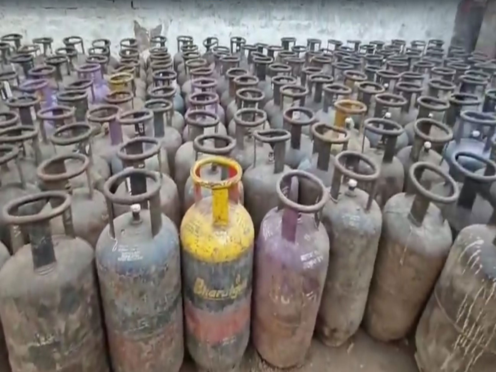 Delhi Police busts illegal LPG cylinder hoarding racket (Photo/Delhi Police)