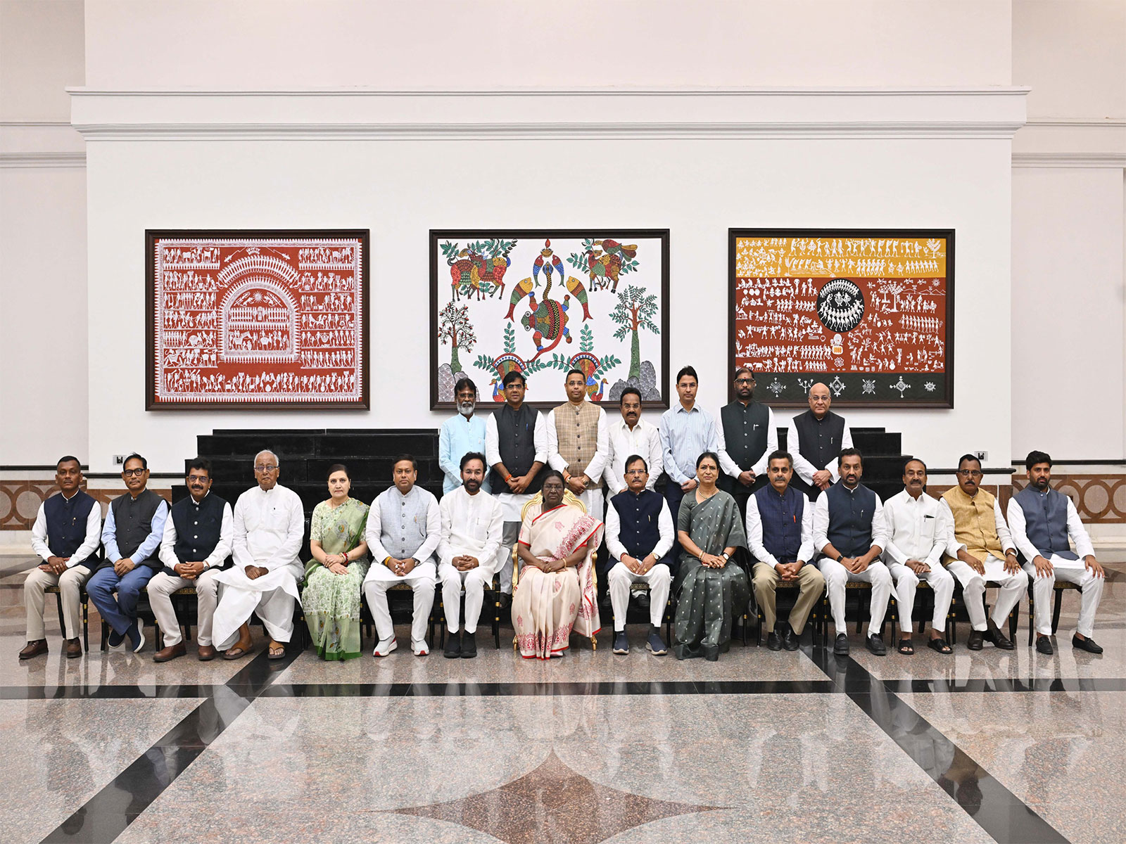 President Droupadi Murmu with MPs from various states. (Photo/@rashtrapatibhvn/X)