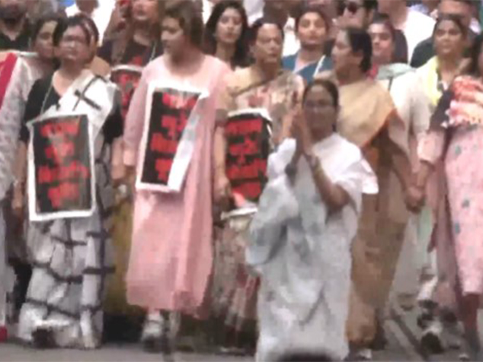  West Bengal CM Mamata Banerjee leading protest rally over LPG cylinder shortage in Kolkata. (Photo/ANI)