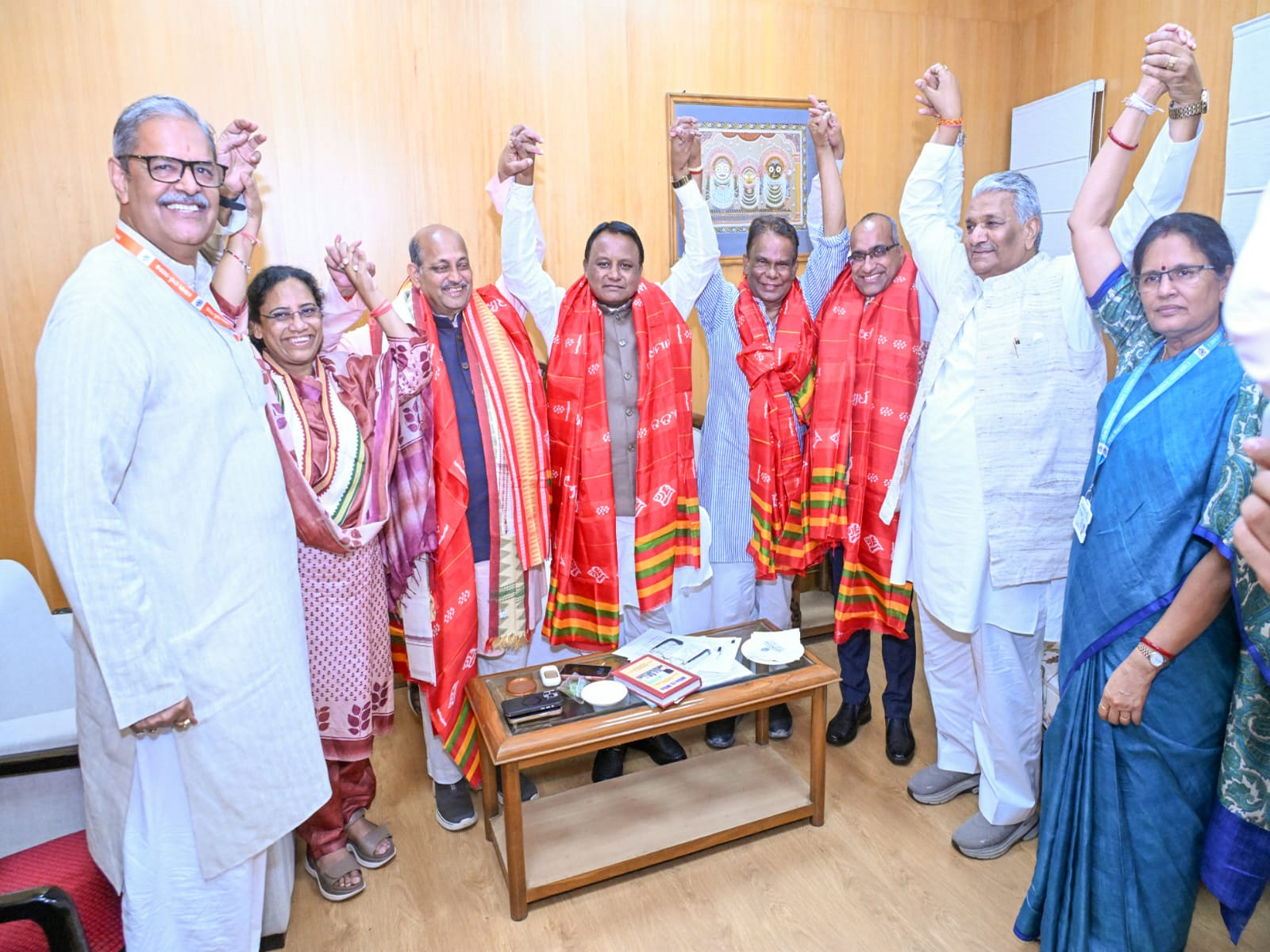 Odisha CM Mohan Charan Majhi with party winning candidates (Photo/@MohanMOdisha)