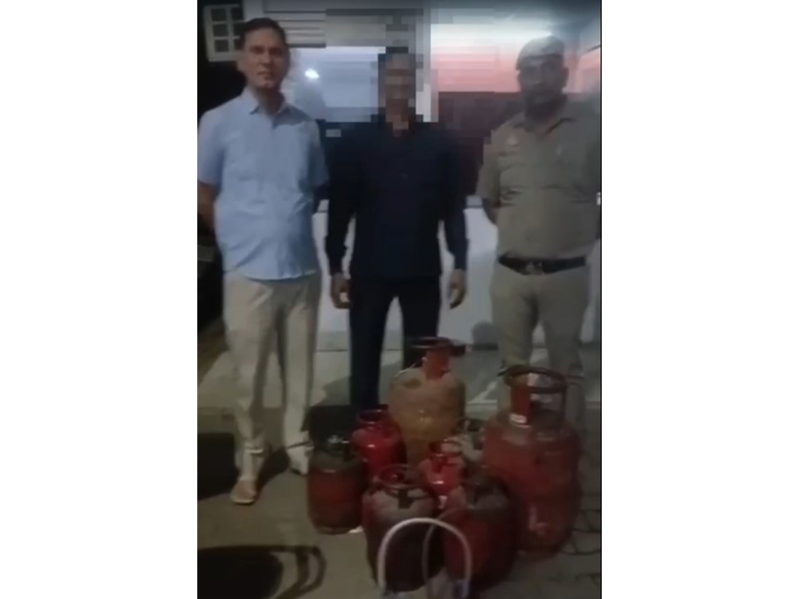 Dehi police arrests two in separate illegal LPG refilling rackets (Photo/Delhi Police)