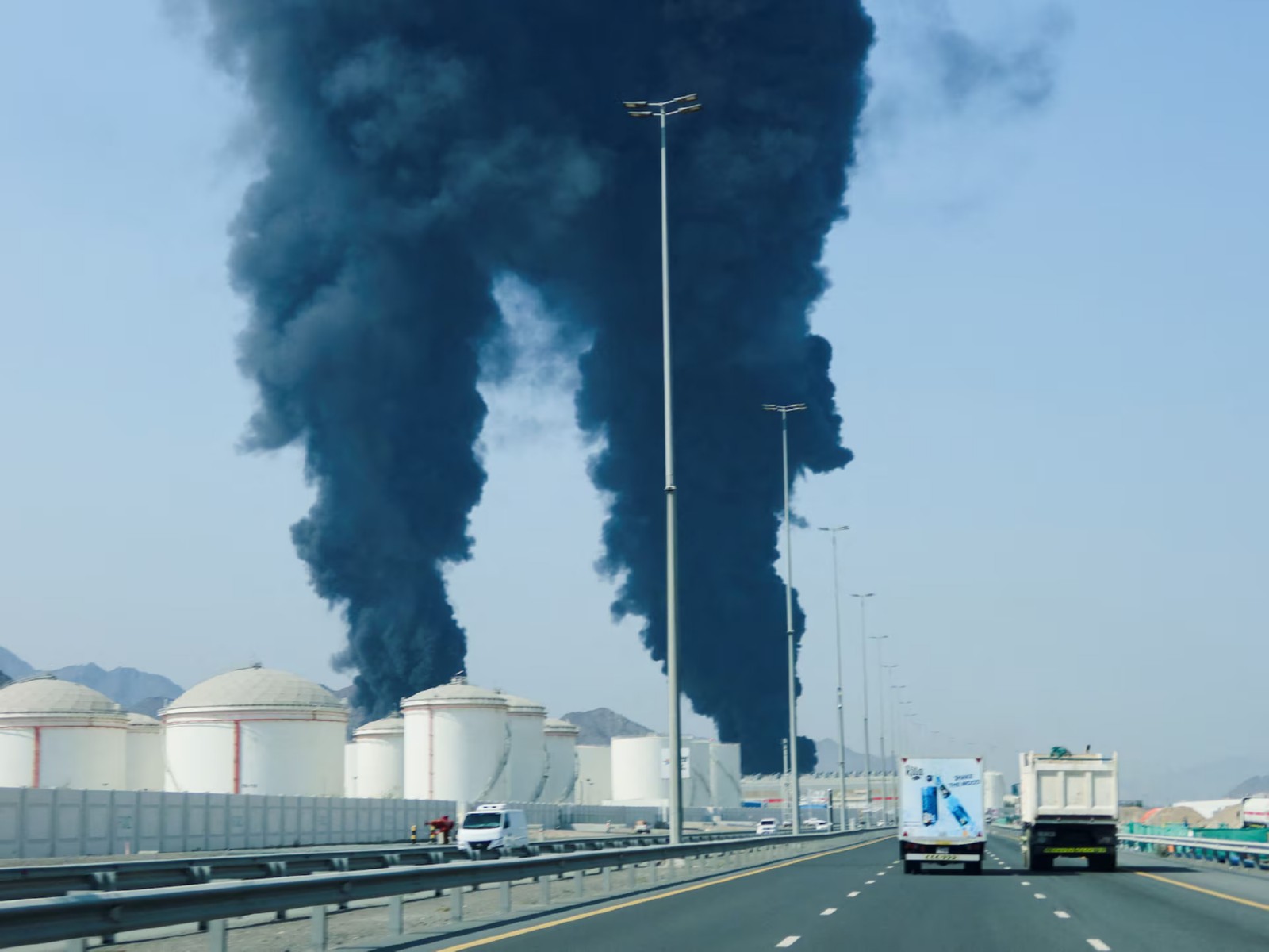 Smoke rises in the Fujairah Oil Industry Zone after debris from a drone intercepted by air defences fell in the area, according to the Fujairah media office, amid the US-Israel conflict with Iran, in Fujairah, United Arab Emirates. (Photo/Reuters)